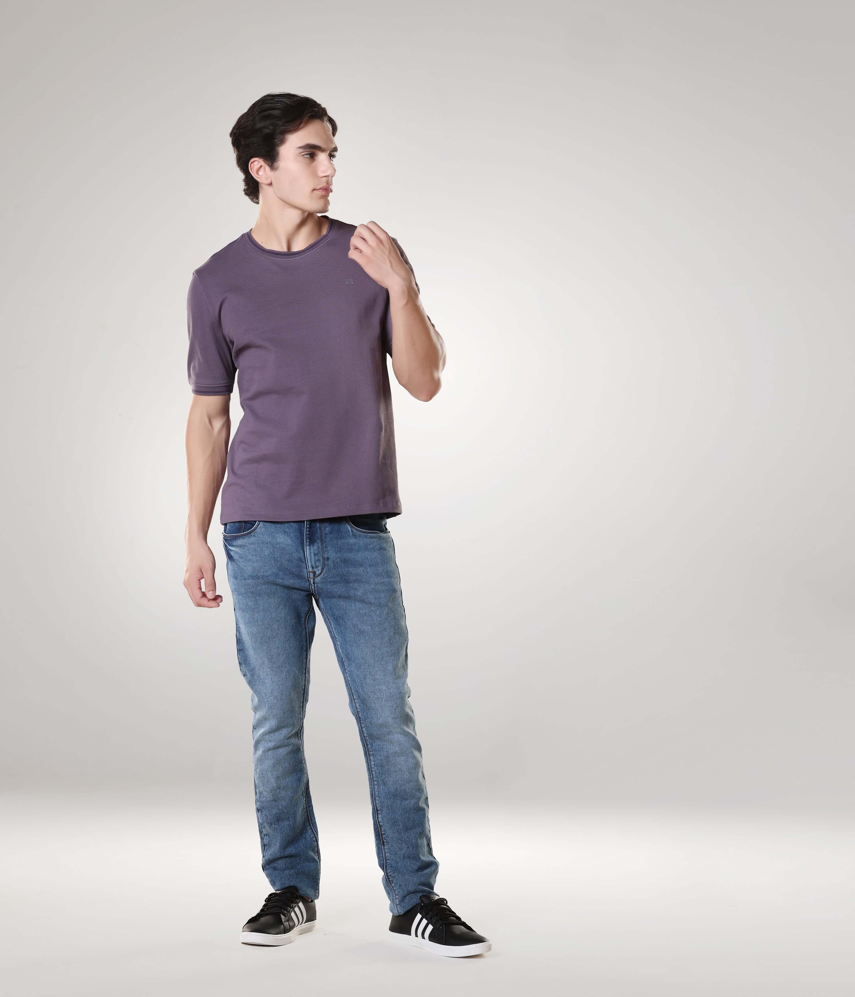 Man wearing Mulberry Dynasty round-neck Turms T-shirt, tailored fit, cooltech fabric, premium cotton blend, anti-stain, anti-odour.