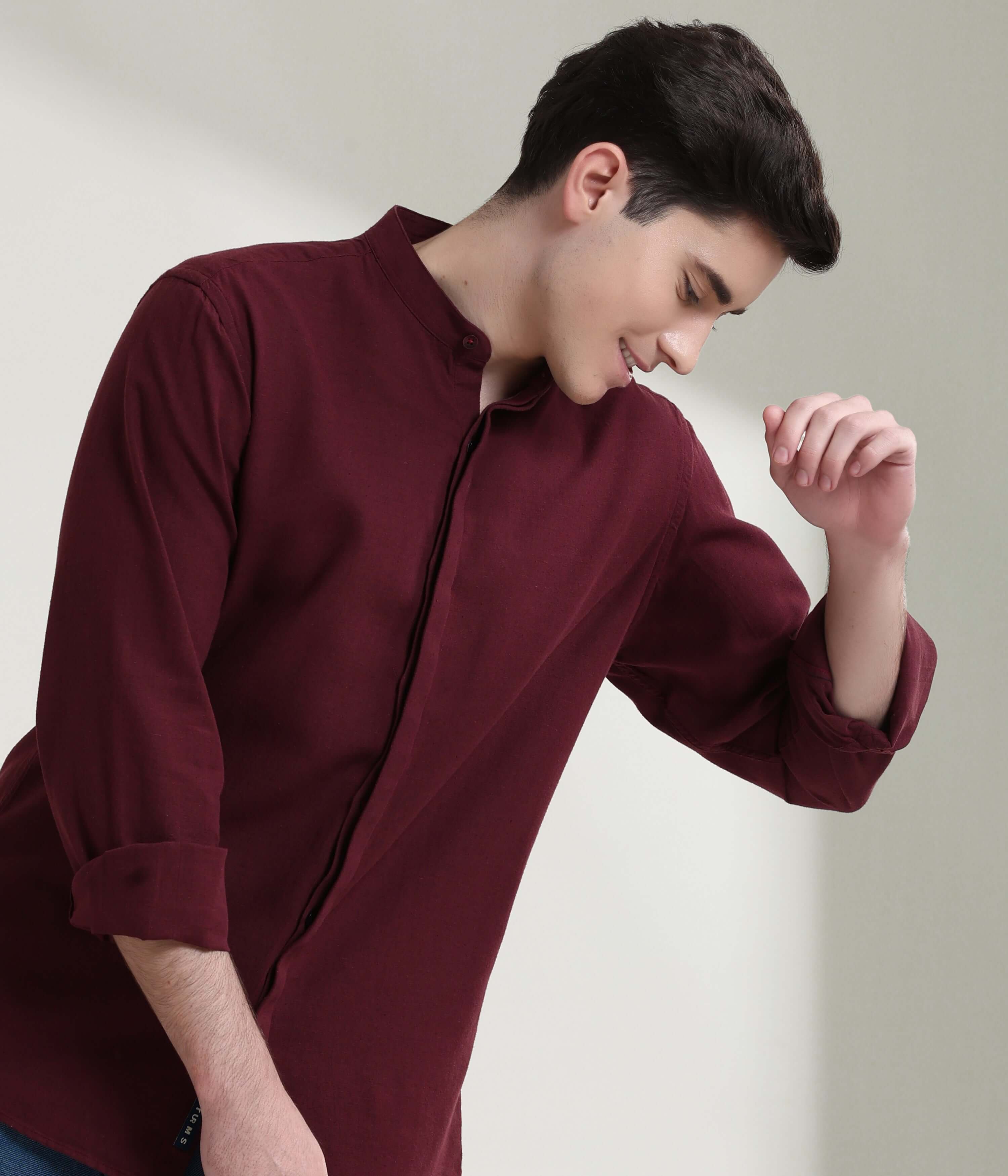 Burgundy linen shirt with mandarin collar, showcasing Turms' intelligent apparel featuring anti-stain and anti-odour properties.