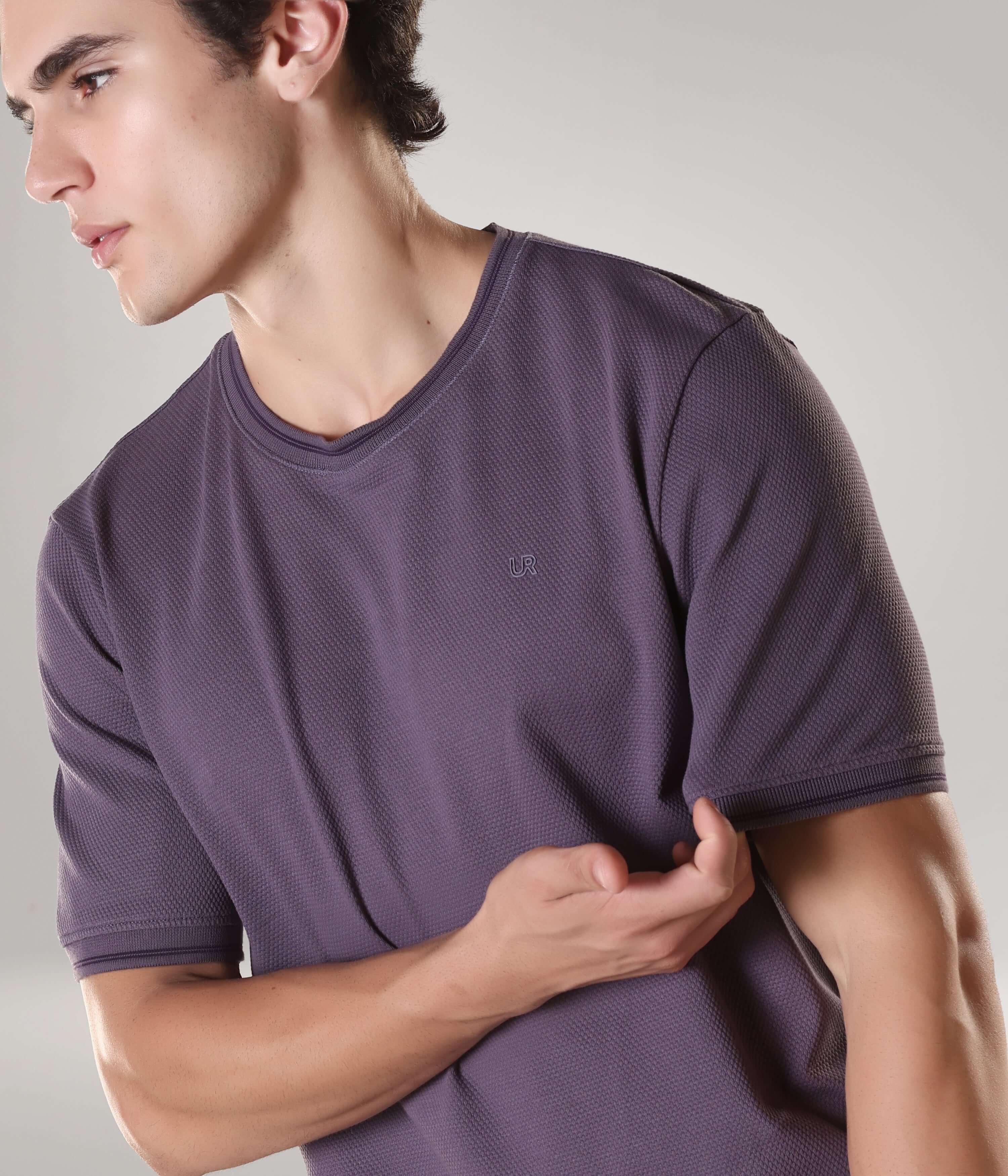 Man wearing a Mulberry Dynasty Turms T-shirt, showcasing its tailored fit and round-neck design, made from premium cotton with Cooltech and anti-odor features.