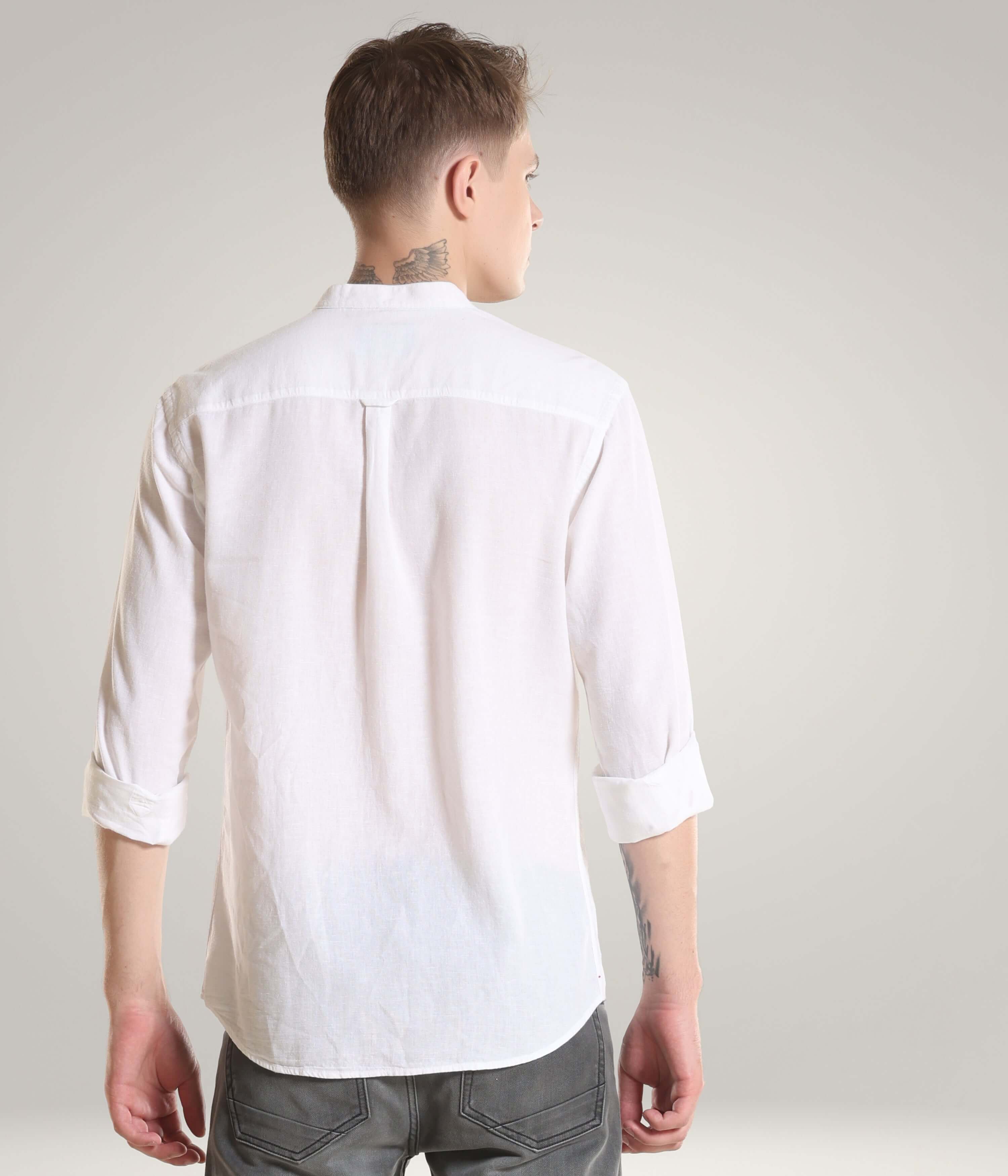 Back view of a man wearing a white cotton/linen Turms shirt with premium mandarin collar, showcasing superior stitching and stylish design.