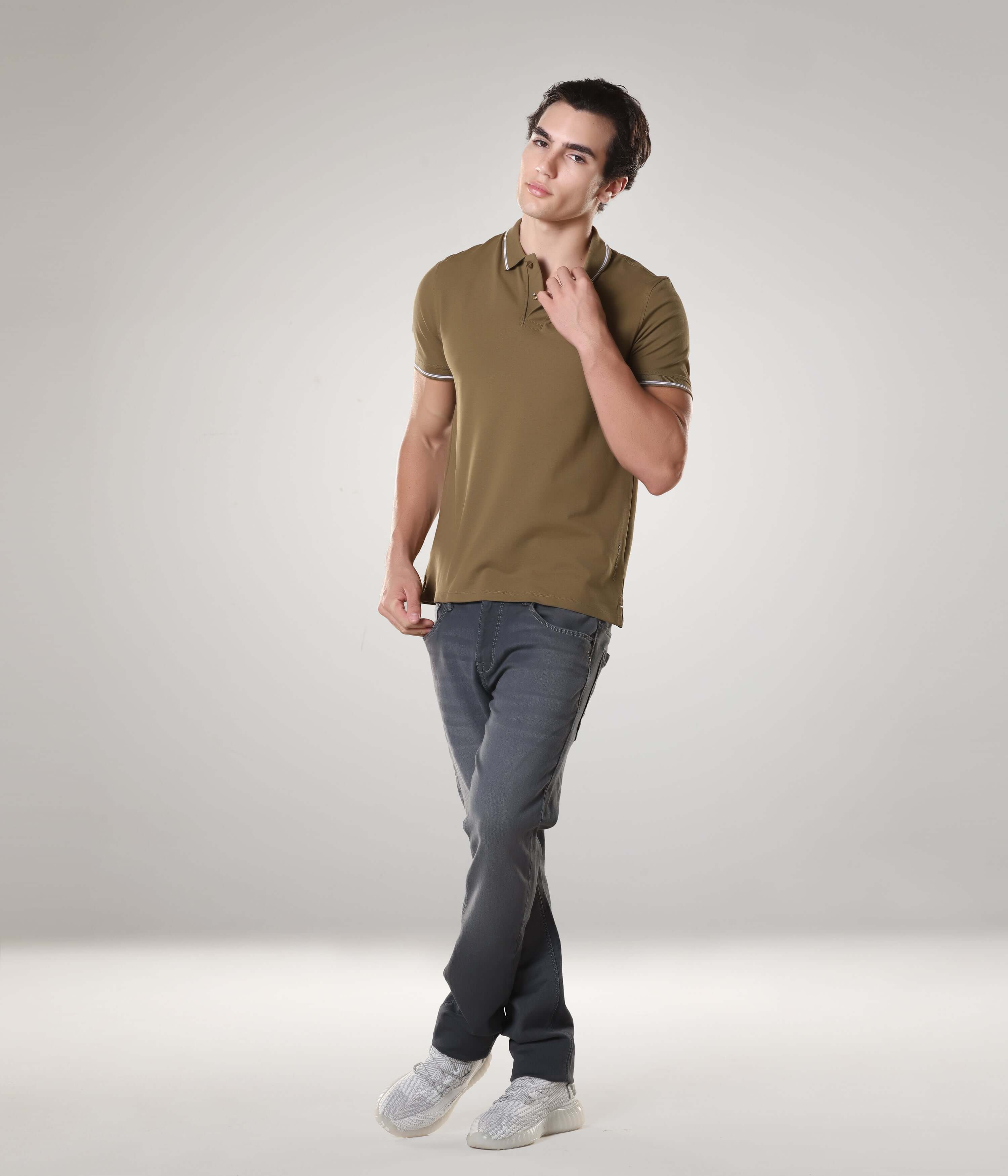 Man wearing Tranquil Green Turms Polo T-shirt, tailored fit, featuring anti-stain, anti-odor properties, in premium cotton and Lycra blend.