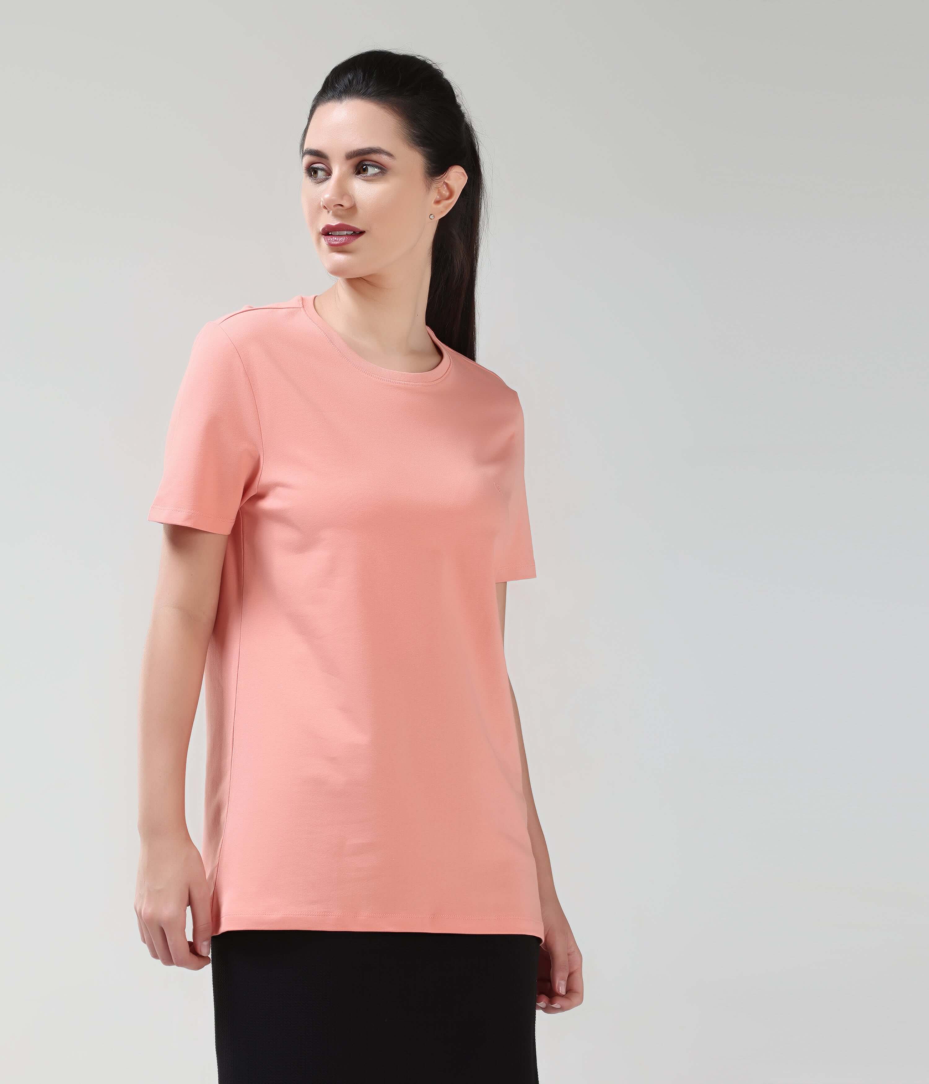 Woman wearing Sunset Spice anti-stain, anti-odour Turms T-shirt with tailored fit, round neck, and premium cotton fabric.