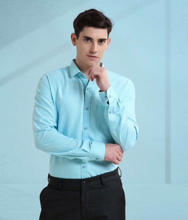 Model wearing a turquoise Oxford Turms shirt, showcasing stylish menswear with anti-stain and anti-odour properties.