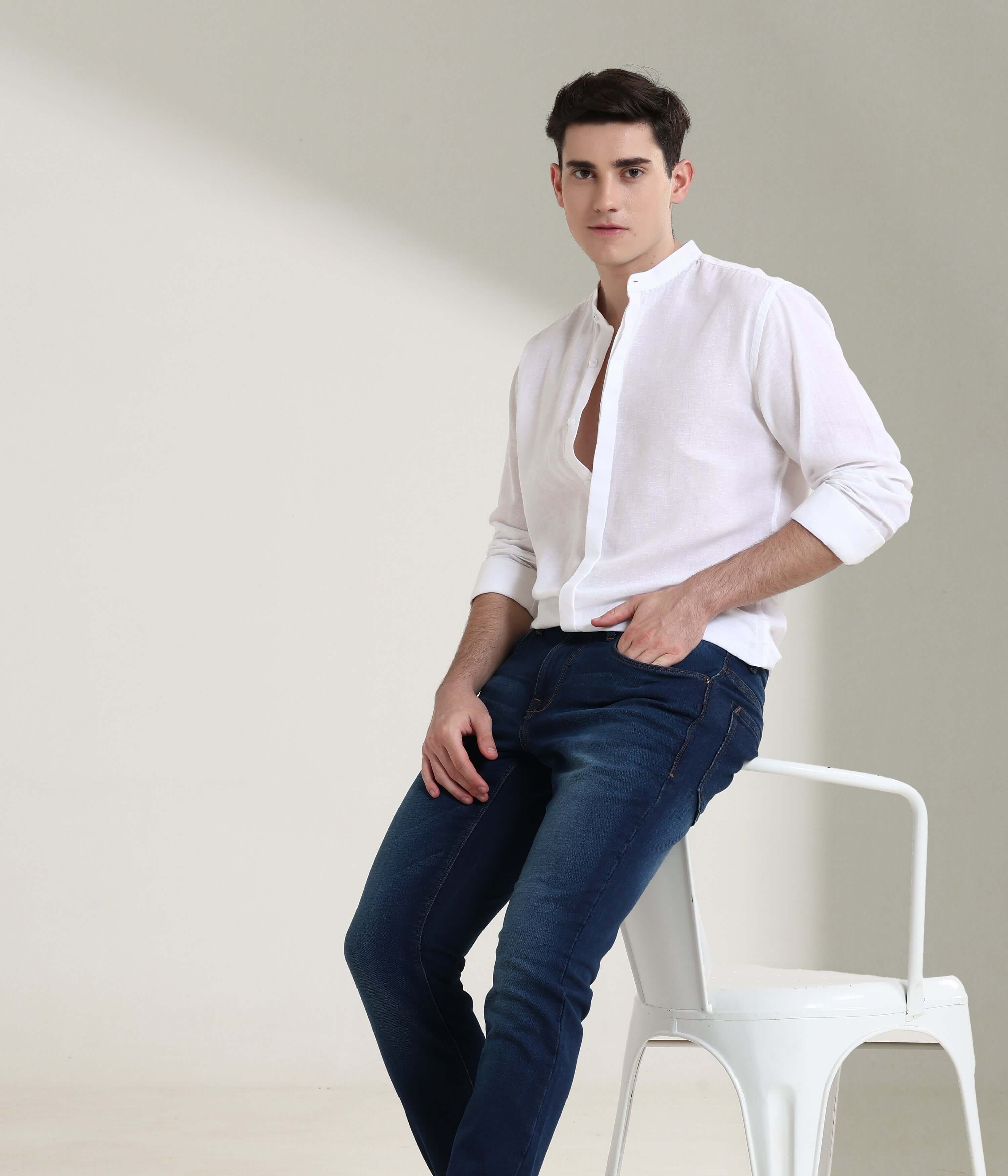 Man wearing a white linen shirt with mandarin collar, showcasing Turms intelligent apparel with anti-stain and anti-odour features.