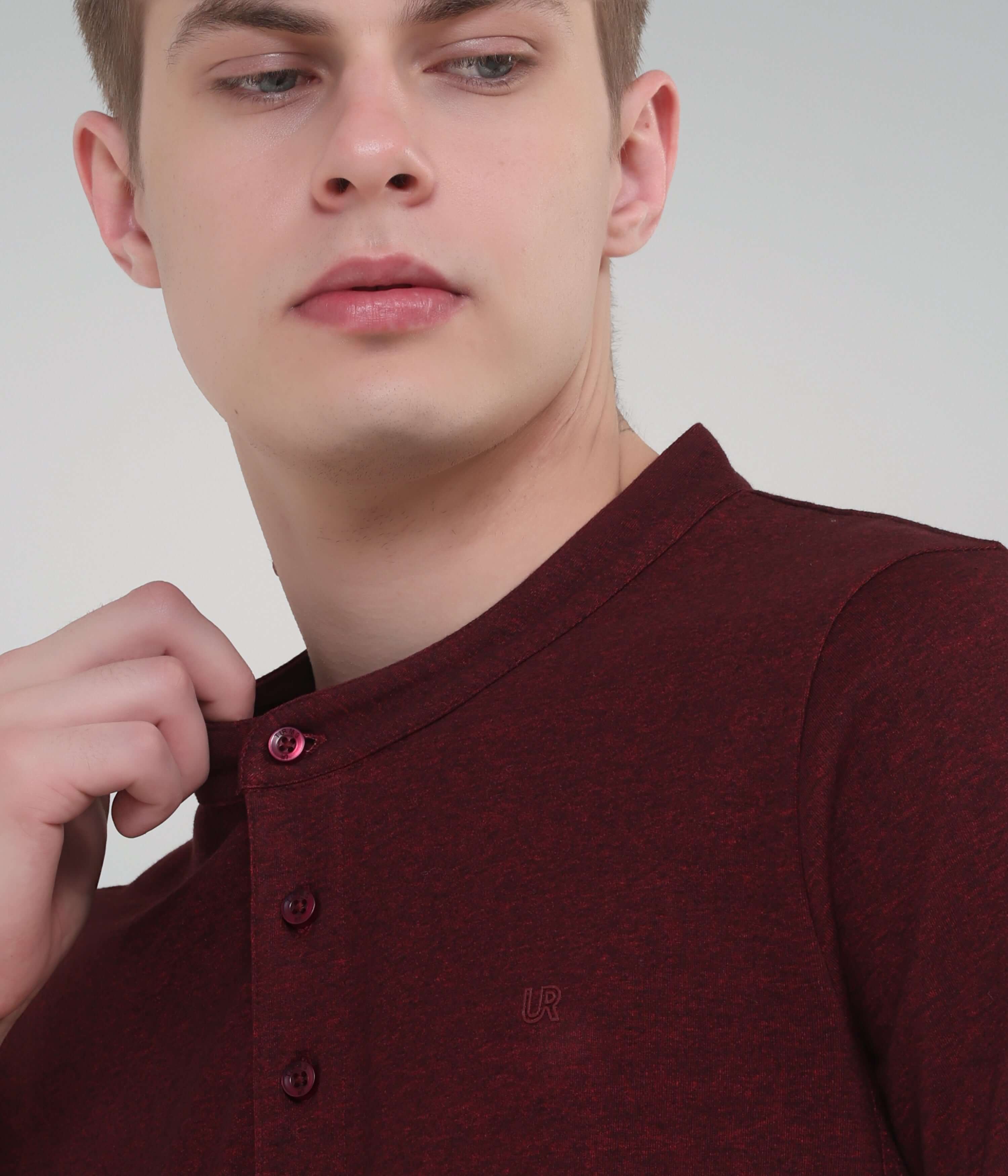 Maroon Turms Intelligent Henley t-shirt with mandarin collar for men, featuring moisture control and anti-odour technology.