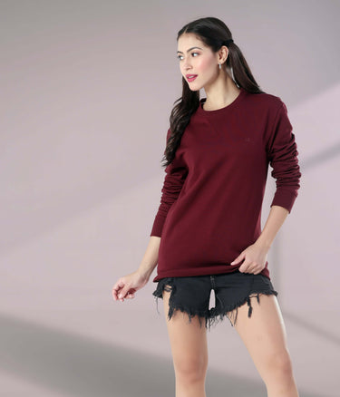 Model wearing a burgundy Turms Intelligent Sweatshirt, showcasing style and comfort with a sporty vibe. Perfect for travel wear.