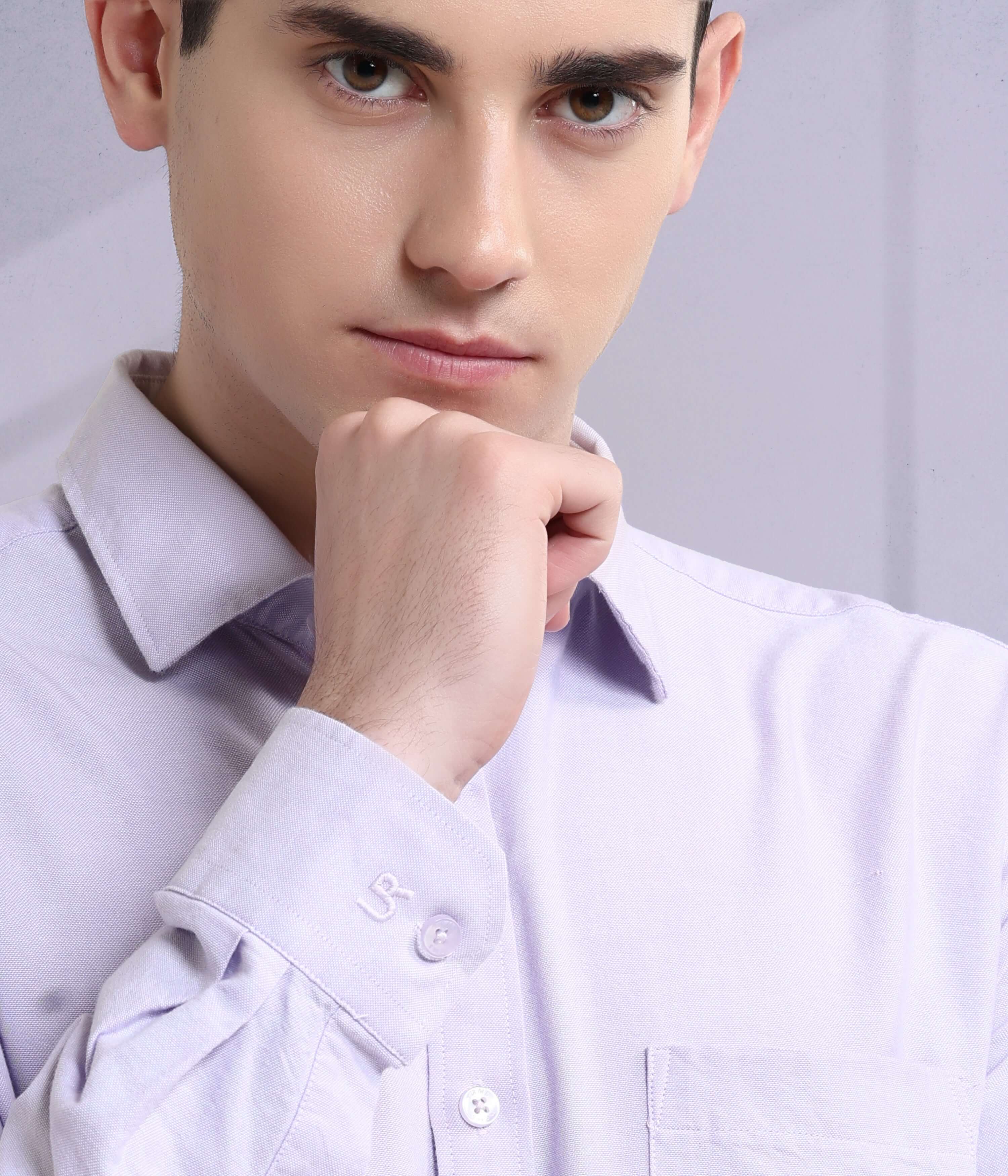 Close-up of a man in a lavender Oxford Turms shirt, showcasing its premium quality and intelligent apparel features.