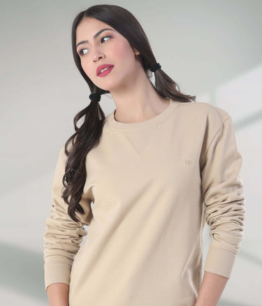 Woman wearing a beige Turms Intelligent Sweatshirt, showcasing style, comfort, and innovative fabric features.
