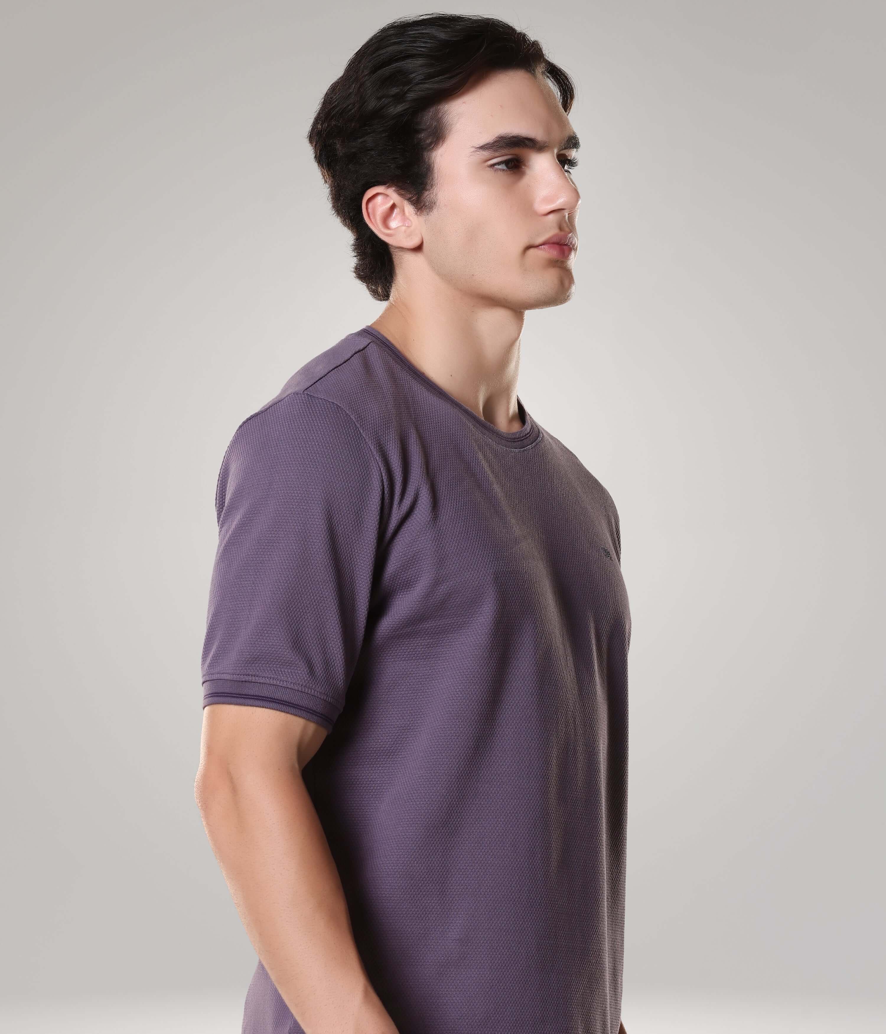 Man wearing a tailored fit Mulberry Dynasty coolant round-neck Turms T-shirt made of premium cotton blend, featuring CoolTech and anti-stain anti-odour technology.