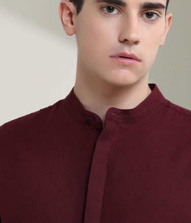 Wine-colored linen shirt with mandarin collar, showcasing Turms intelligent apparel's anti-stain and anti-odour features.