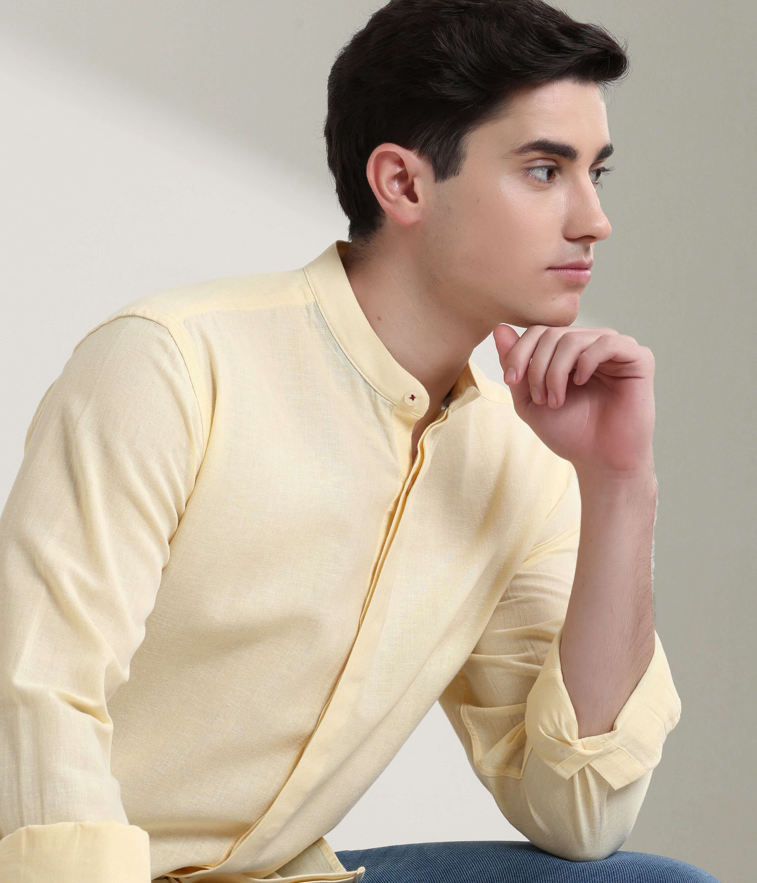 Pastel yellow linen shirt with mandarin collar, showcasing Turms intelligent apparel features like anti-stain and anti-odour properties.