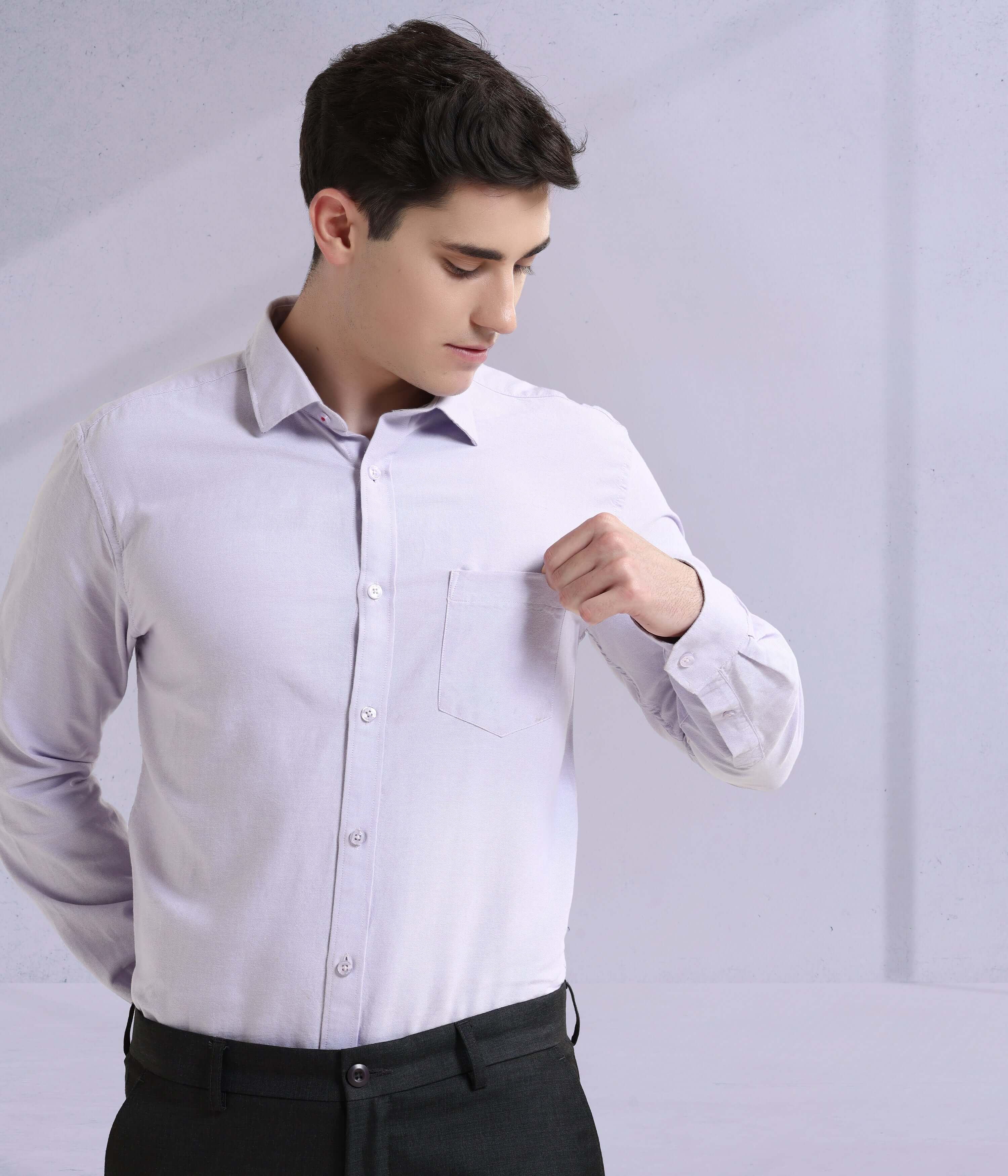 Stylish man wearing a lavender Oxford Turms shirt, showcasing anti-stain, anti-odour, and waterproof features.