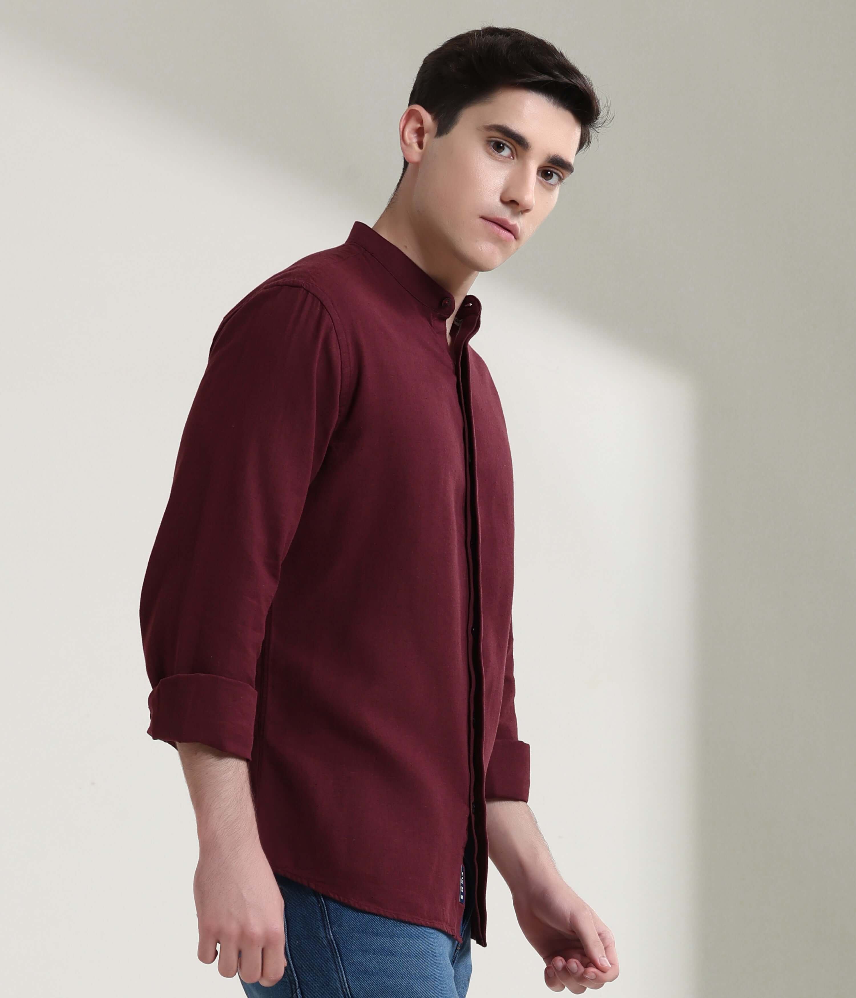 Man wearing maroon linen shirt with mandarin collar, showcasing Turms intelligent apparel with anti-stain and anti-odour features.