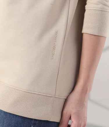Close-up of Turms Intelligent Sweatshirt showcasing soft fabric and detailed stitching for durability and style.