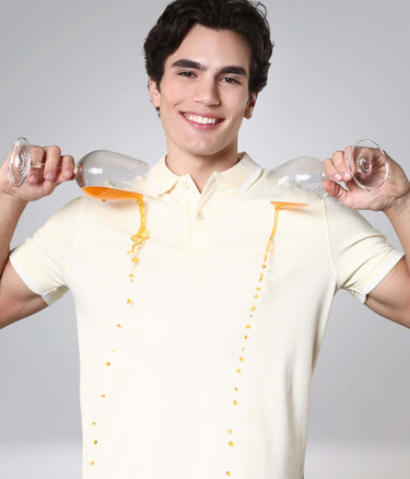 Man wearing a Turms intelligent apparel anti-stain anti-odour polo T-shirt made of premium cotton, demonstrating its stain-proof feature.