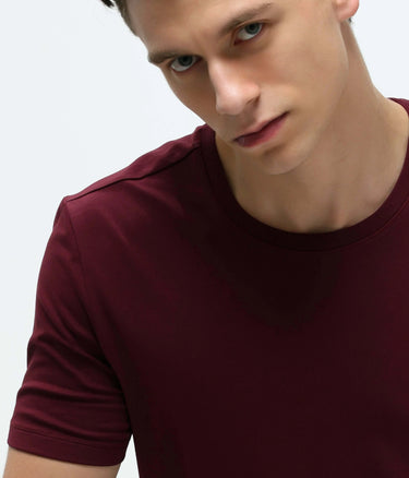 Man wearing cranberry round-neck Turms T-shirt, tailored fit, made from 95% premium cotton and 5% spandex, stain-proof and odor-resistant