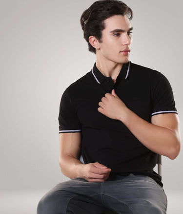 Man wearing Turms intelligent apparel anti-stain, anti-odour black polo t-shirt made of premium cotton and spandex.