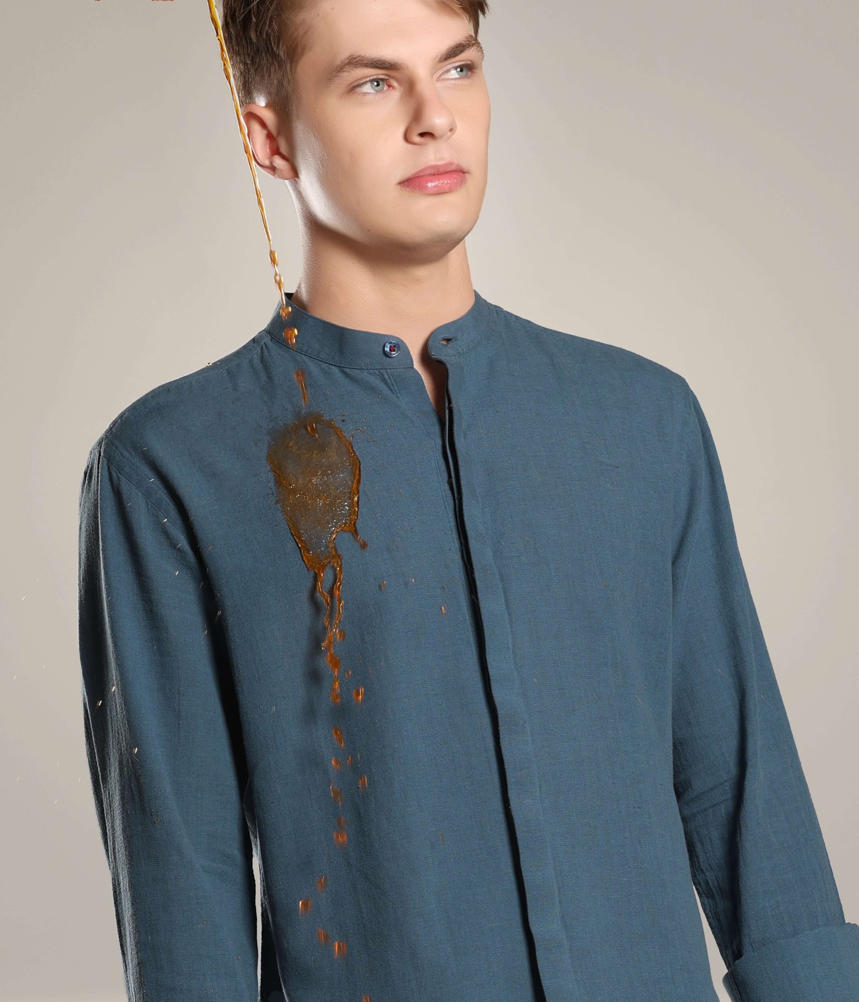 Man wearing Onxy Teal Cotton/Linen Turms shirt with anti-stain and anti-odor Cooltech technology from premium clothing collection