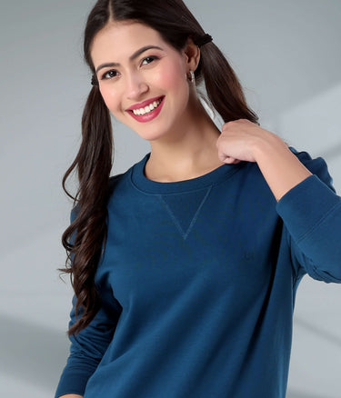 Model wearing a blue Turms Intelligent Sweatshirt, showcasing its stylish V-notch neckline and comfortable fit.