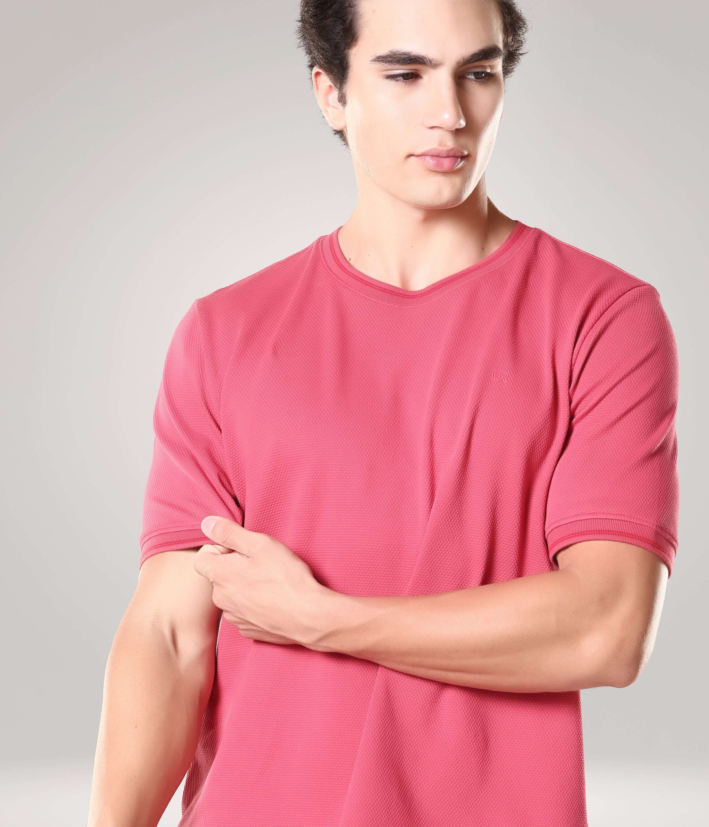 Man wearing Regal Pink coolant round-neck Turms T-shirt with tailored fit, made of 95% premium cotton and 5% spandex. Anti-stain, anti-odour, Cooltech.