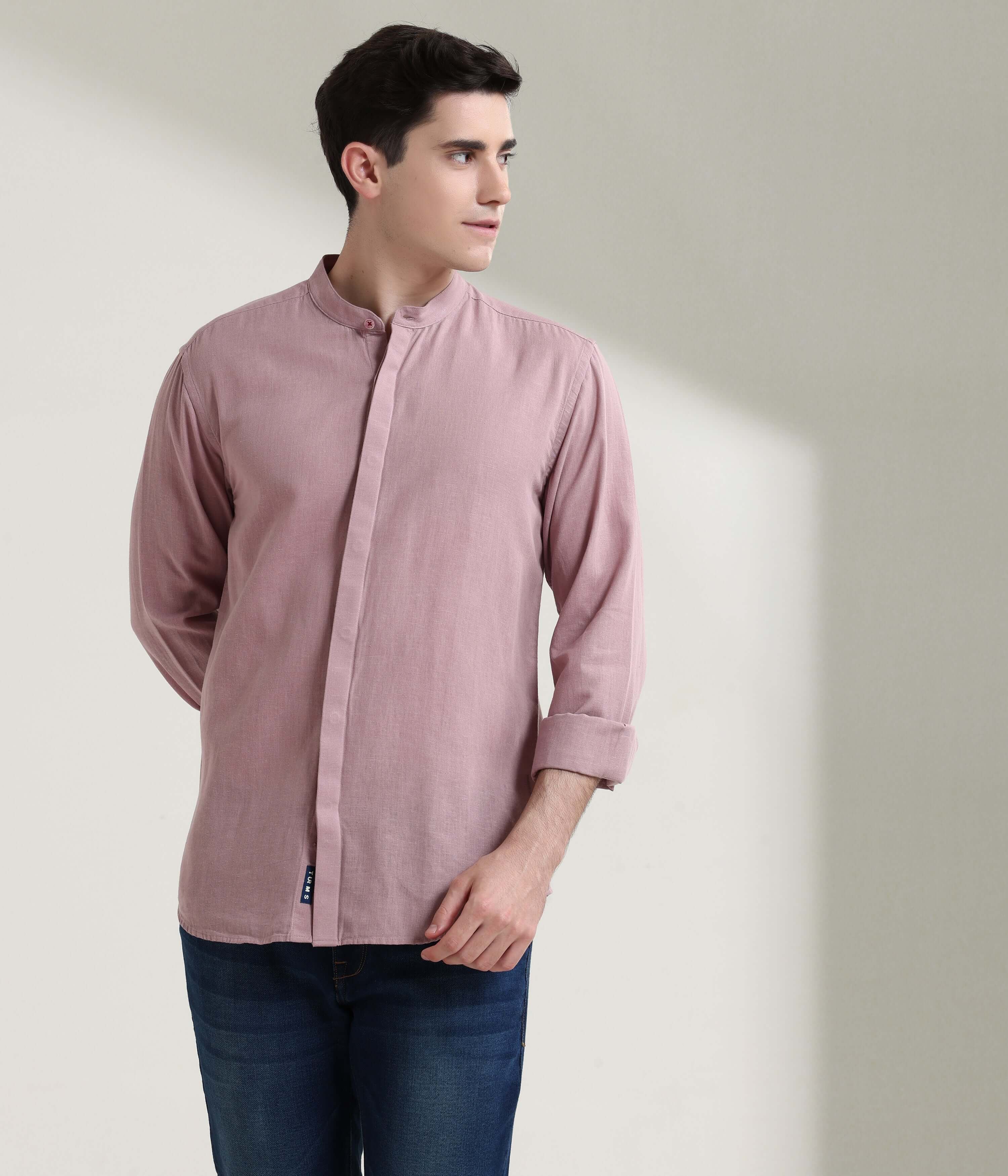 Man wearing a pink linen shirt with mandarin collar, showcasing Turms intelligent apparel's anti-stain and anti-odour features.