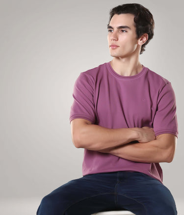 Man wearing Dusty Rose Turms coolant round-neck T-shirt, made of premium cotton and spandex, ideal for staying cool and comfortable
