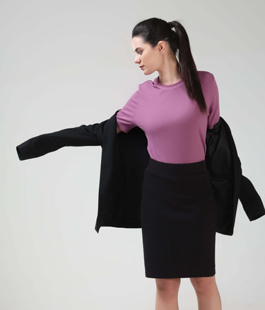 Woman wearing Dusty Rose Turms CoolTech T-shirt with anti-odour honeycomb fabric, tailored fit, round neckline; intelligent new colour apparel.