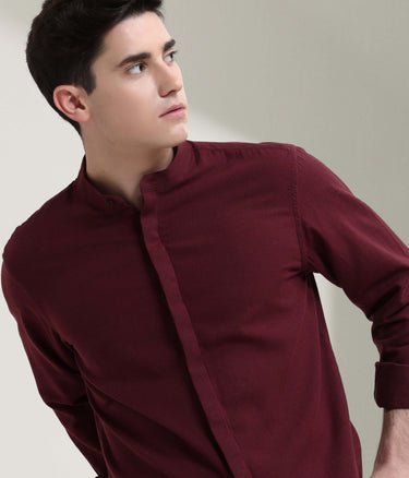 Man wearing Windsor Wine linen shirt with mandarin collar, showcasing Turms intelligent apparel's anti-stain and anti-odour features.