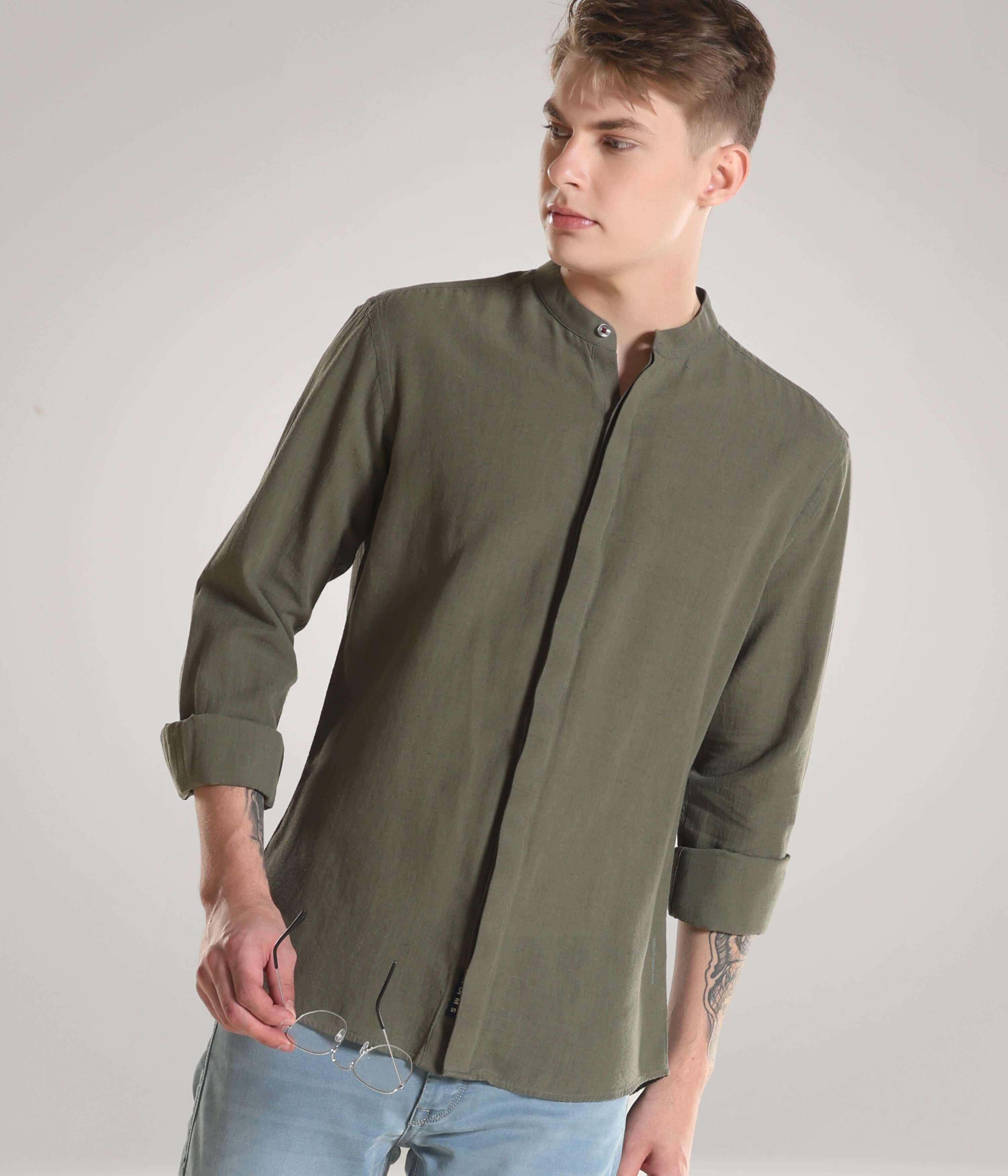 Lichen green cotton/linen Turms shirt with mandarin collar, anti-stain and anti-odor technology, worn by man in jeans for premium casual look