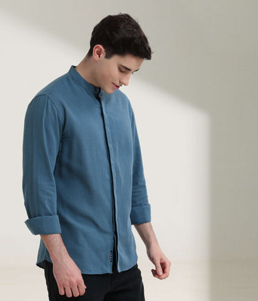 Man wearing Onxy Teal linen shirt with mandarin collar, showcasing Turms intelligent apparel's anti-stain and anti-odour features.
