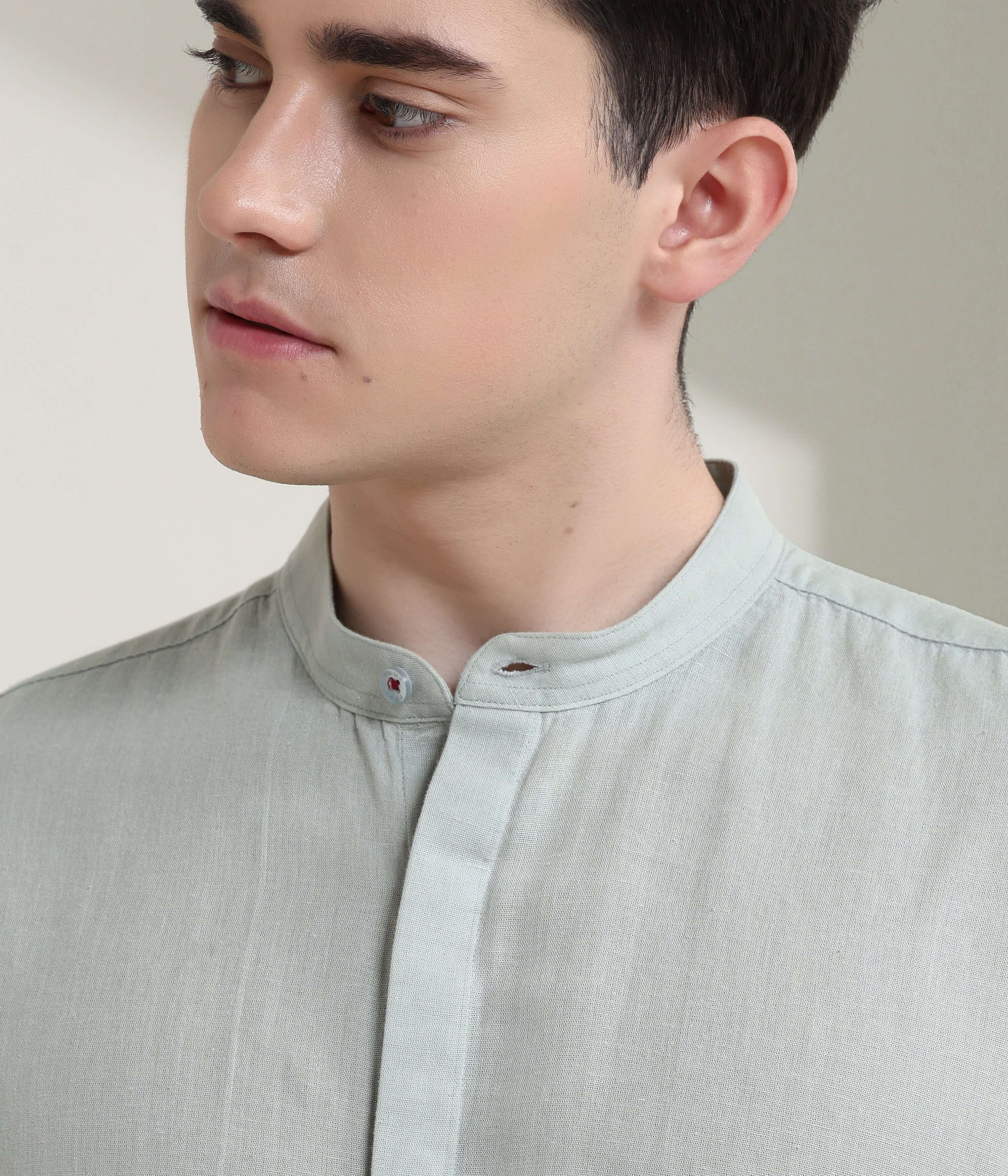 Man wearing a Storm Grey linen shirt with mandarin collar, showcasing Turms intelligent apparel with anti-stain and anti-odour features.