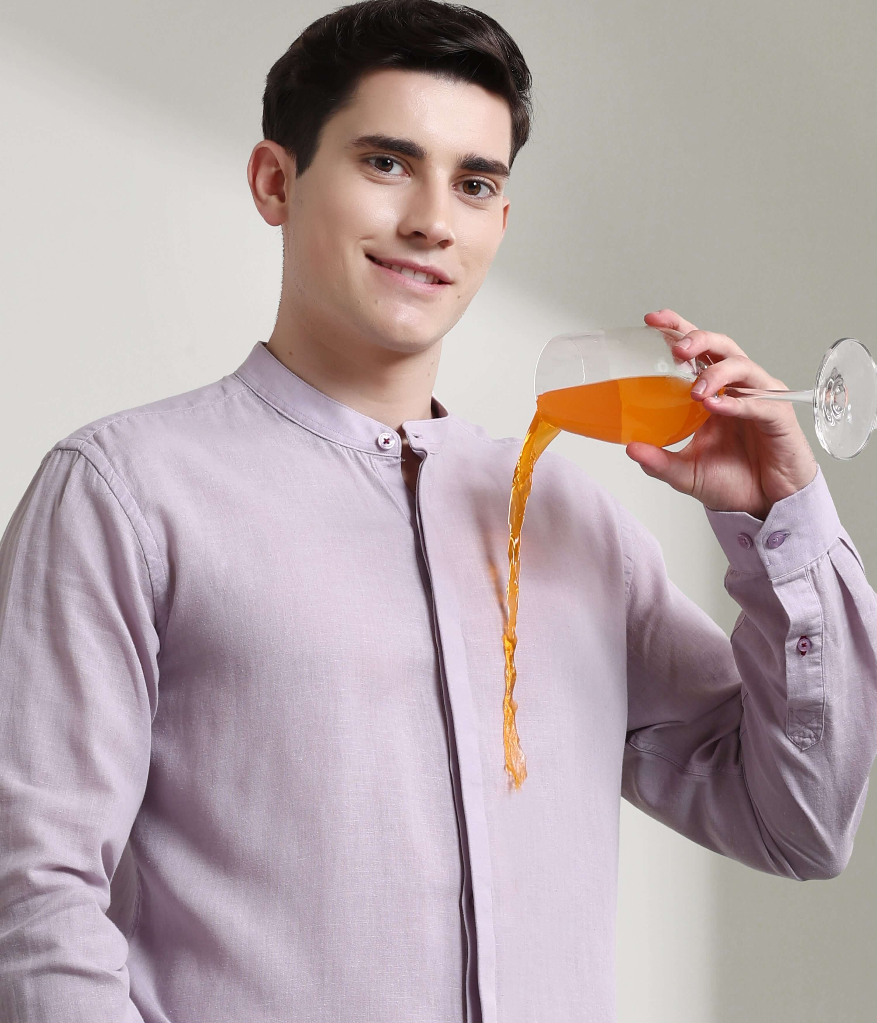 Anti-stain linen shirt with mandarin collar, showcasing Turms intelligent apparel technology in action.