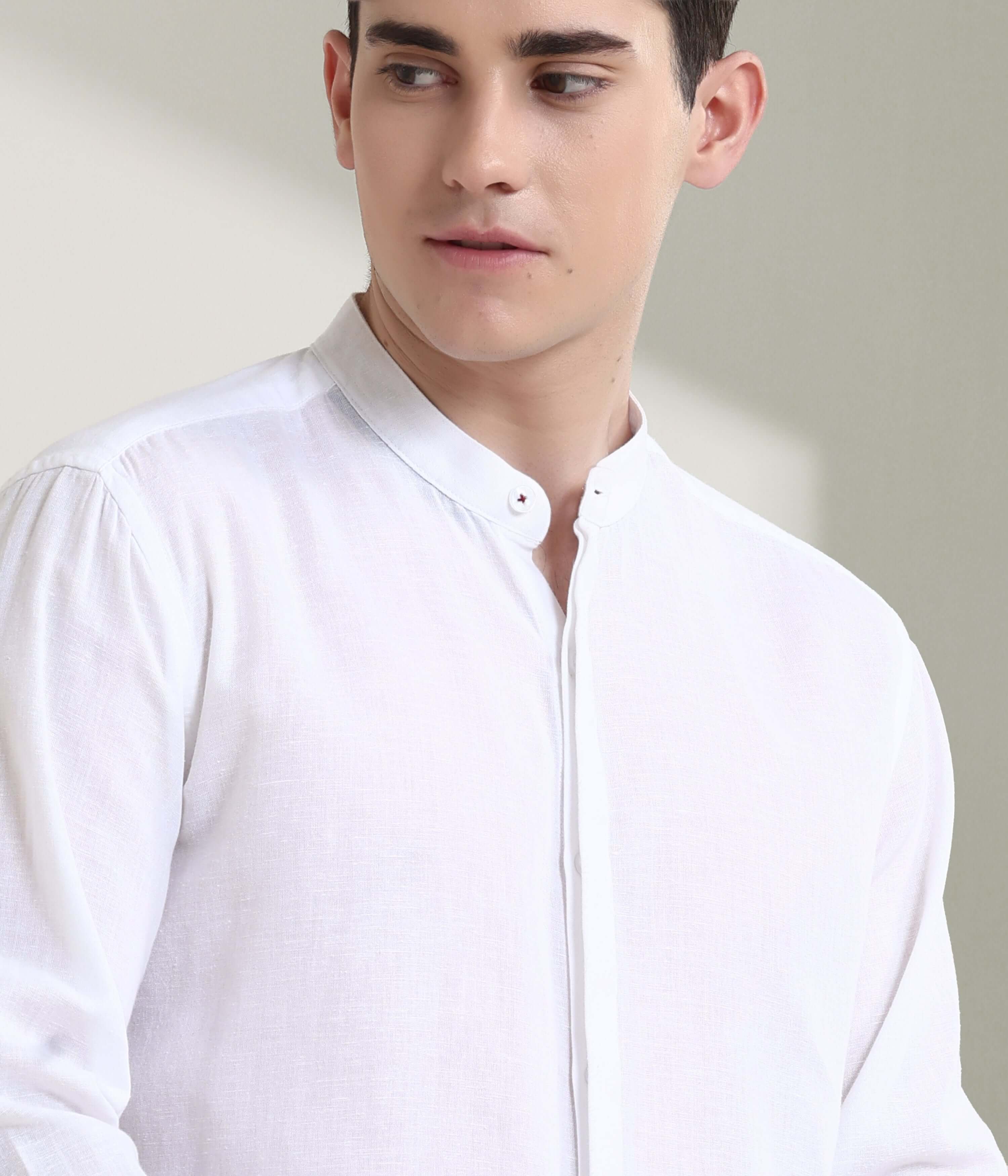 Man wearing a white linen shirt with a mandarin collar, showcasing anti-stain and anti-odour Turms intelligent apparel features.