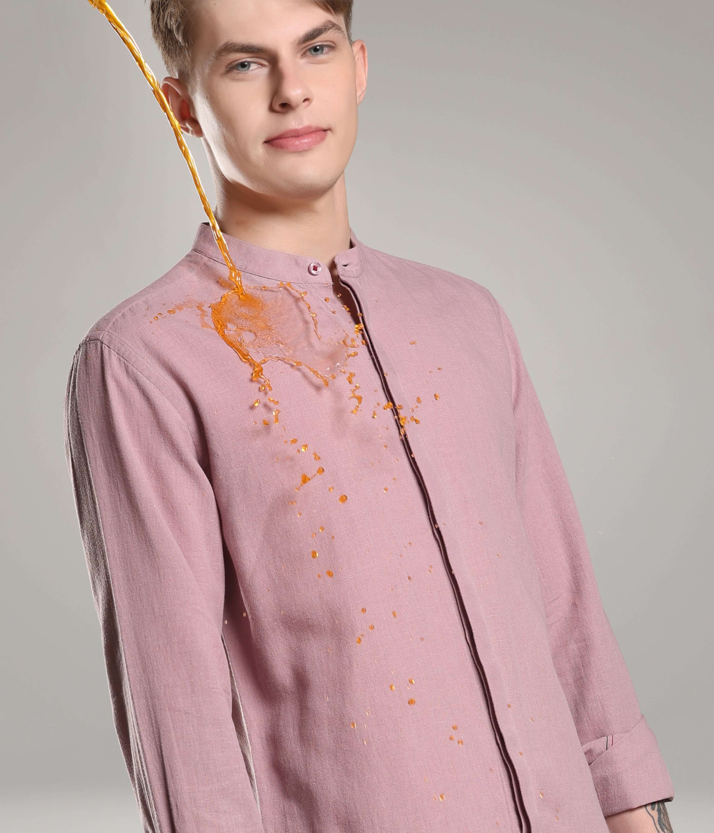 Man wearing cotton/linen Turms shirt with premium mandarin collar, showcasing antistain and anti-odour technology with CoolTech in Wood Rose color.