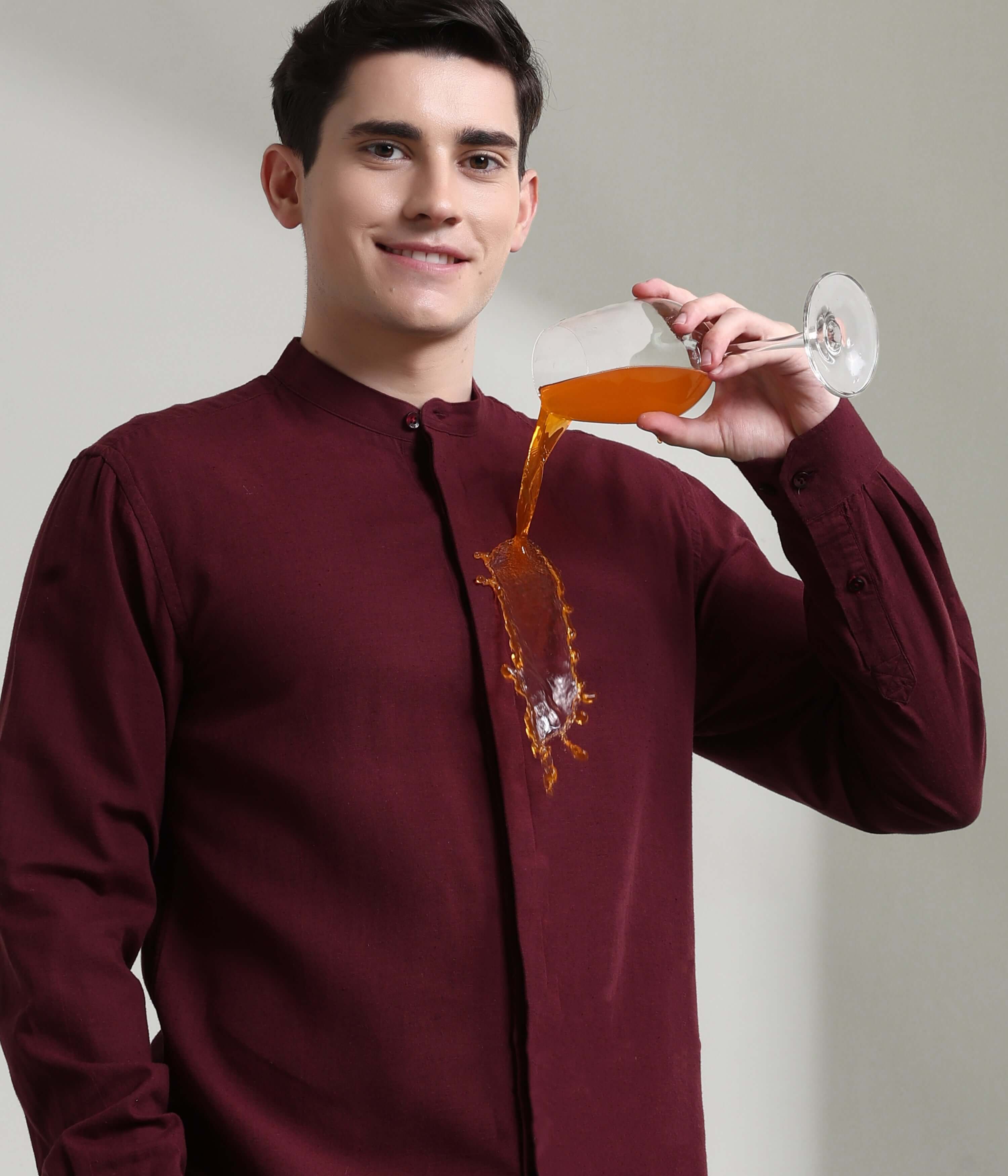 Man demonstrates anti-stain wine-red linen shirt with mandarin collar from Turms intelligent apparel collection.