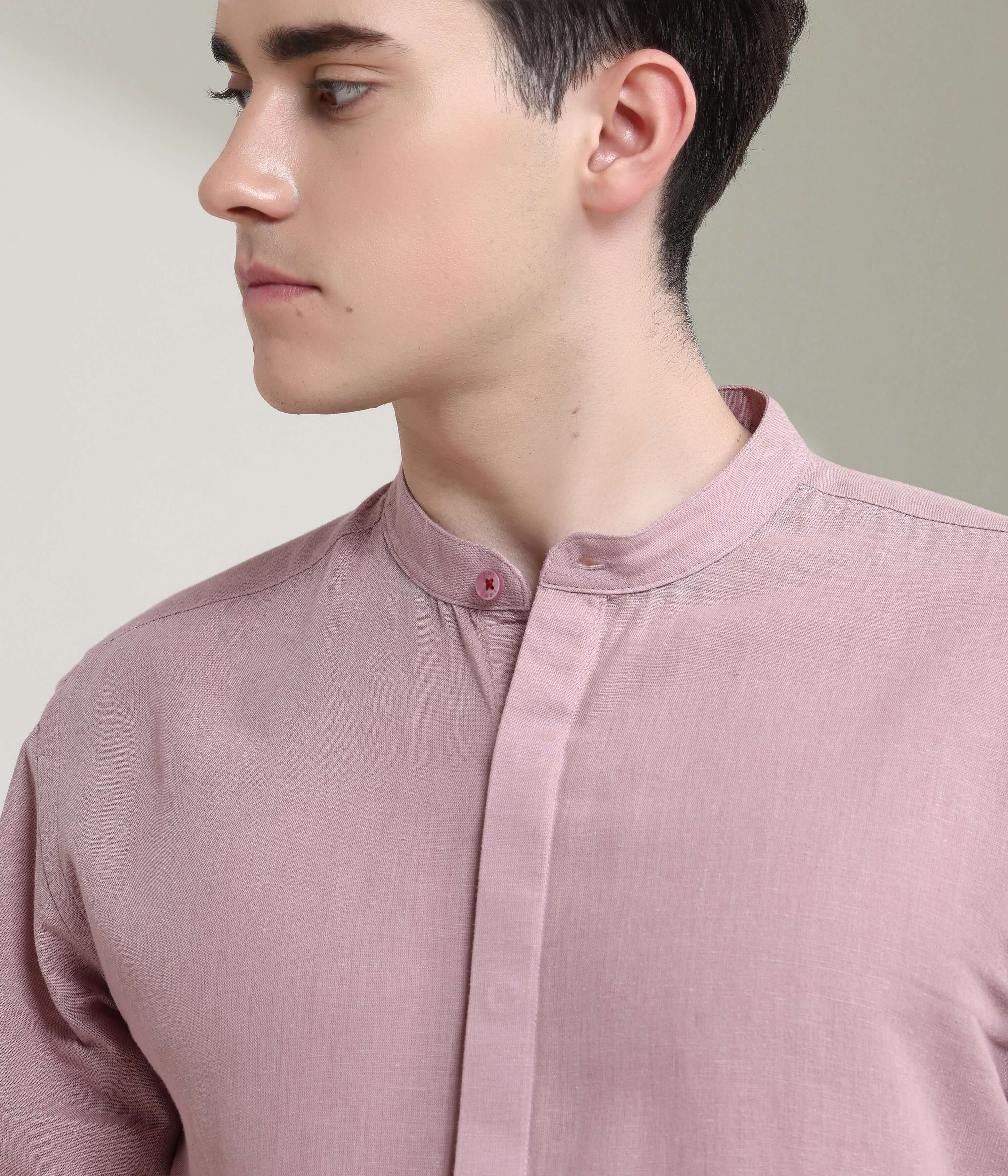 Man wearing a wood rose cotton/linen shirt with a mandarin collar, showcasing Turms intelligent apparel, anti-stain, and anti-odor features.