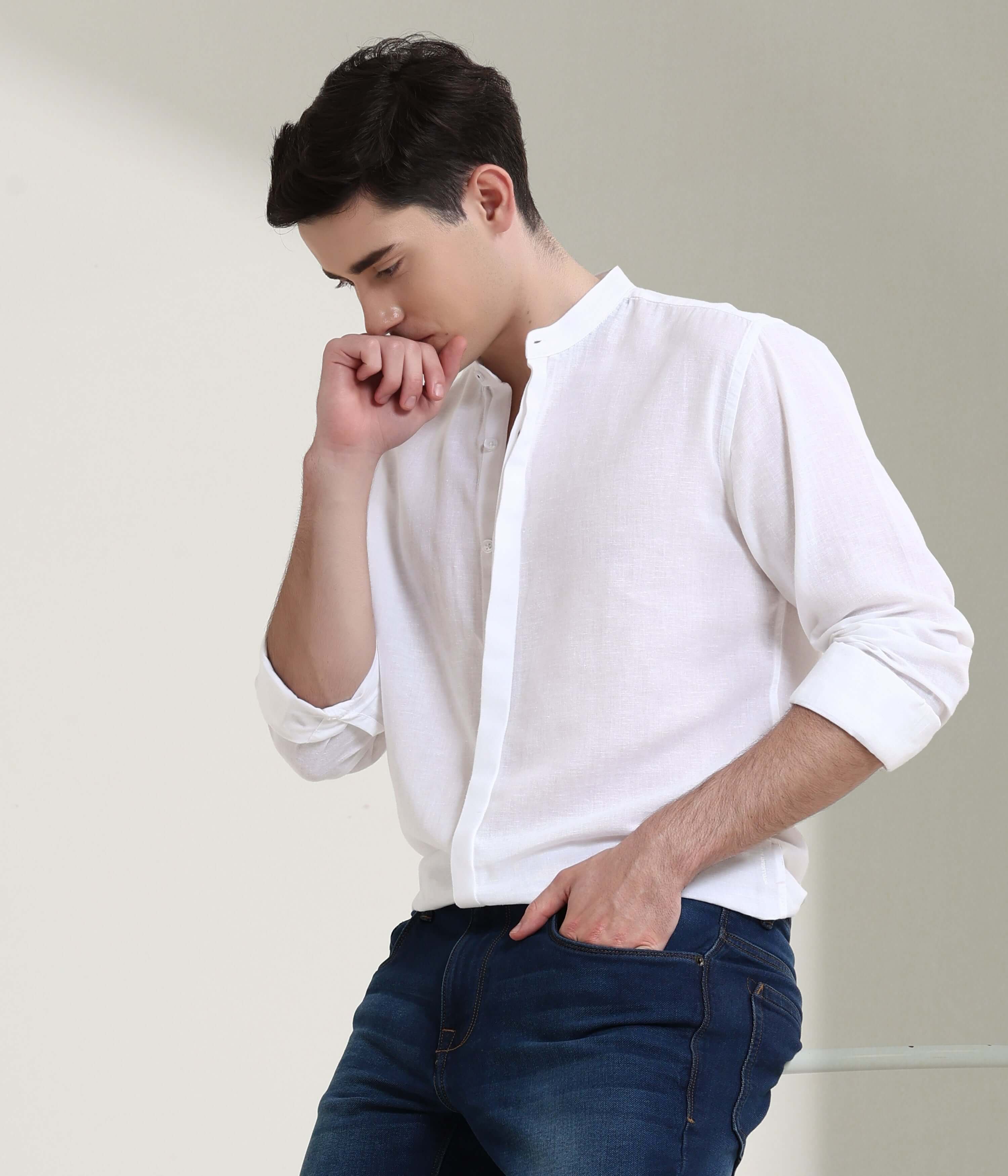 Man wears white linen shirt with mandarin collar, showcasing Turms intelligent apparel's anti-stain and anti-odor features.