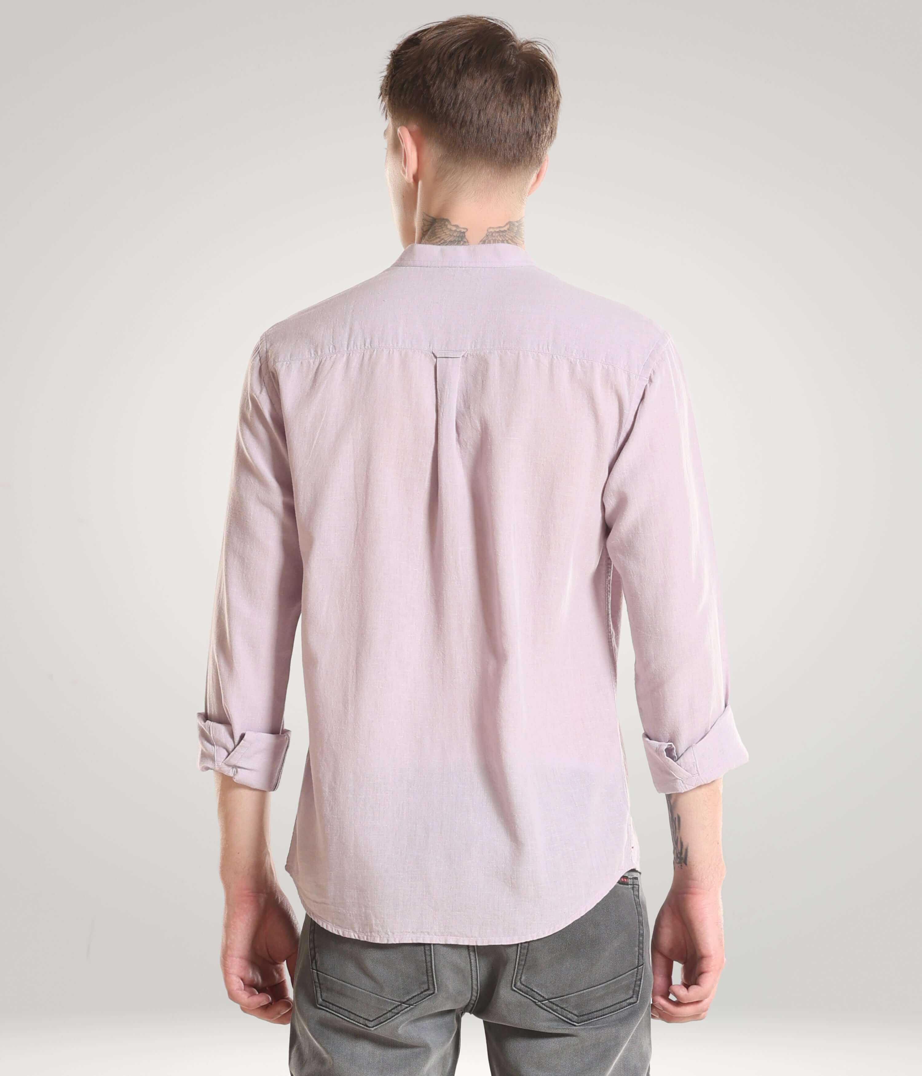 Back view of a man wearing a Bergamot Lavender Turms shirt made of cotton and linen blend, featuring rolled-up sleeves and a premium mandarin collar.