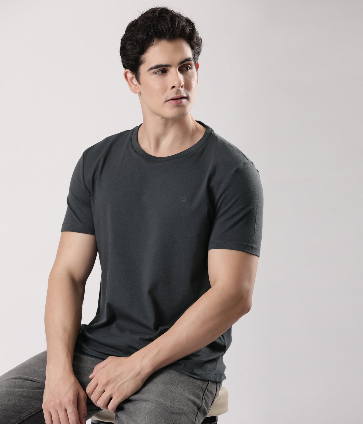 Charcoal Knight mens t-shirt from Turms, stylish and comfortable, ideal for daily wear.