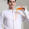 Man wearing a white linen shirt with mandarin collar, demonstrating anti-stain feature of Turms intelligent apparel.