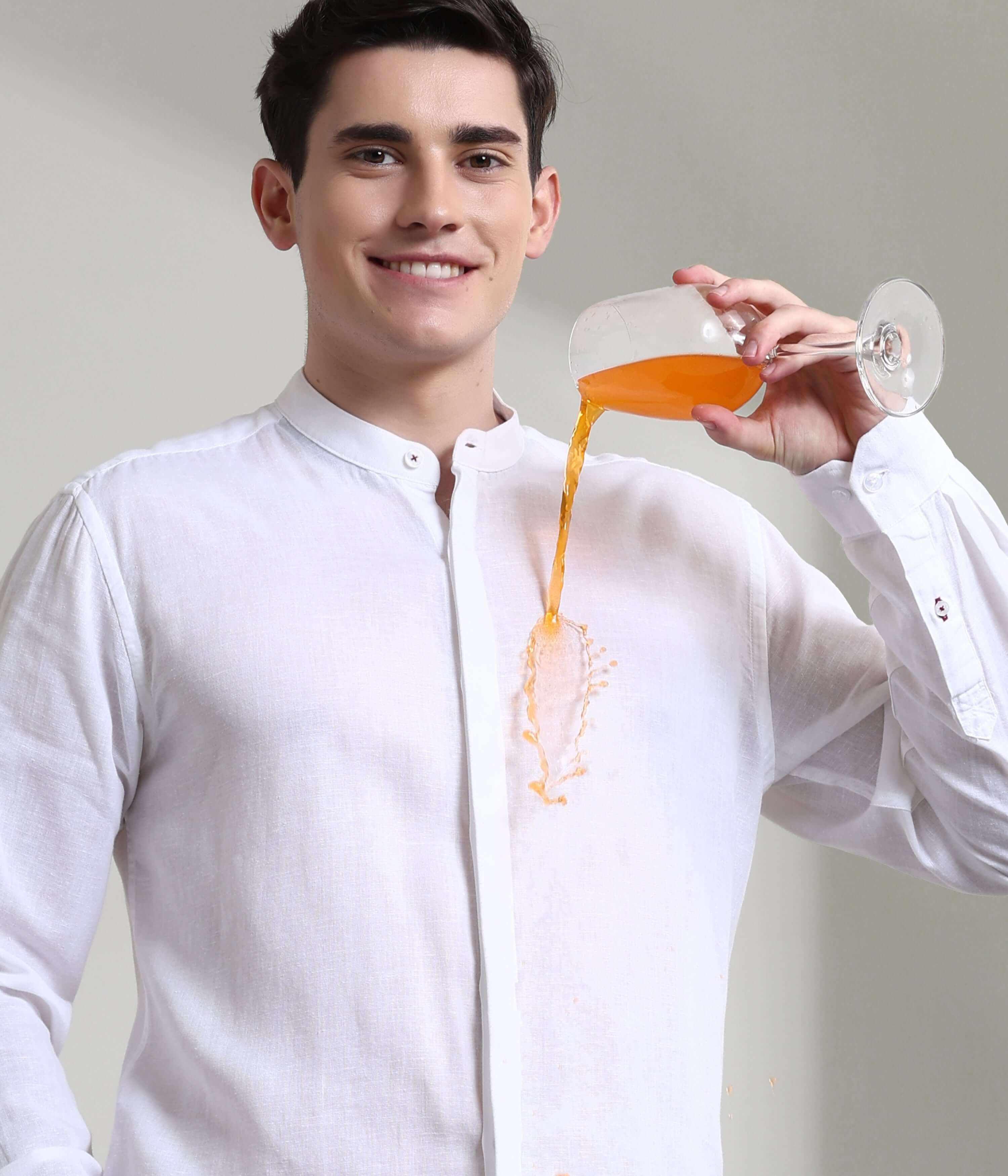 Man wearing a white linen shirt with mandarin collar, demonstrating anti-stain feature of Turms intelligent apparel.