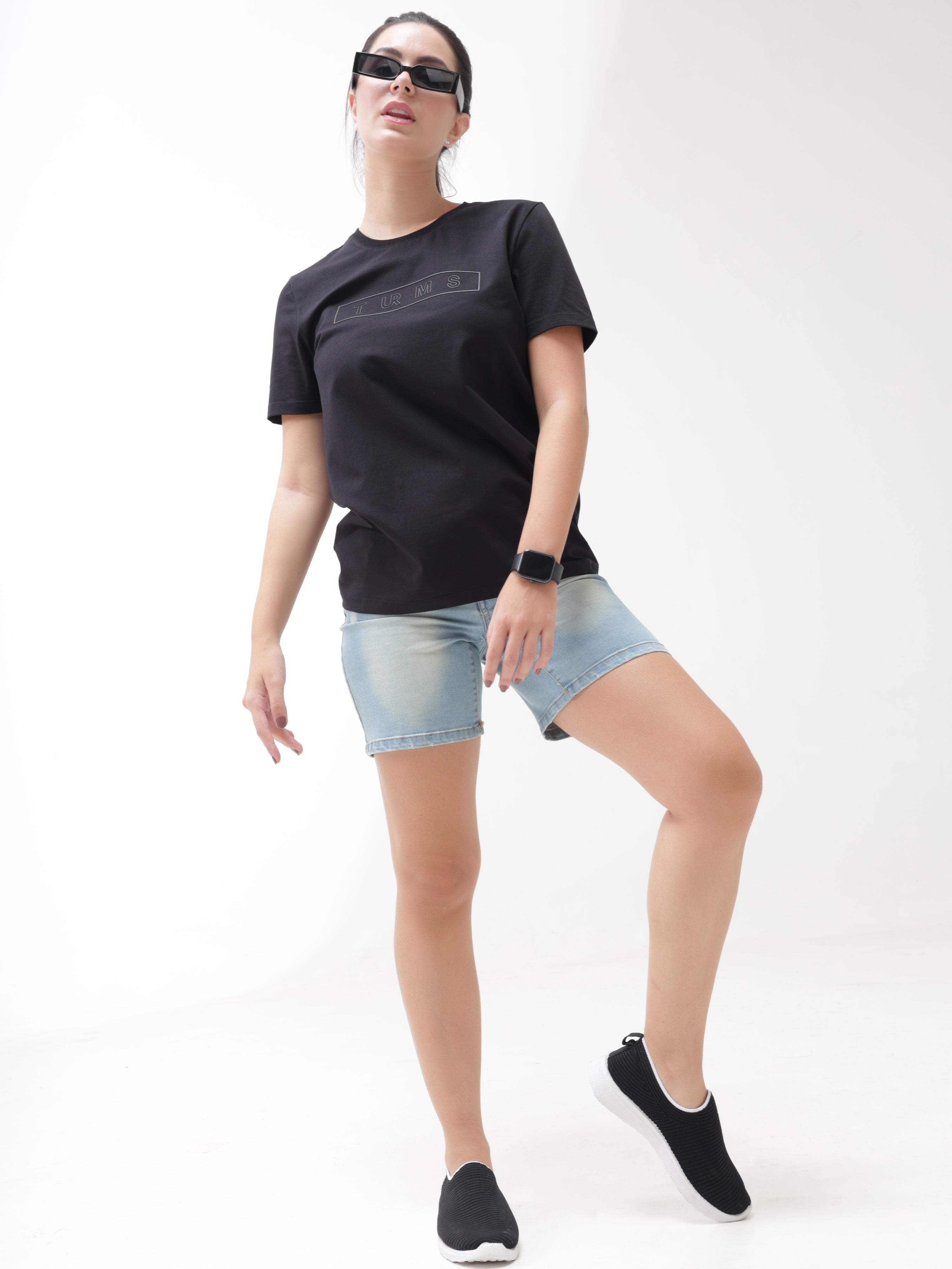 Woman wearing Midnight Elegance black anti-stain, anti-odor, stretchable Turms T-shirt, trendy and intelligent apparel for everyday comfort.