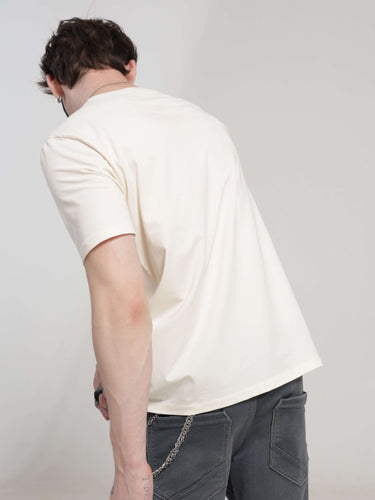 Man wearing soft peach Turms T-shirt, tailored fit, anti stain, anti odour, stretchable, intelligent apparel for everyday use.