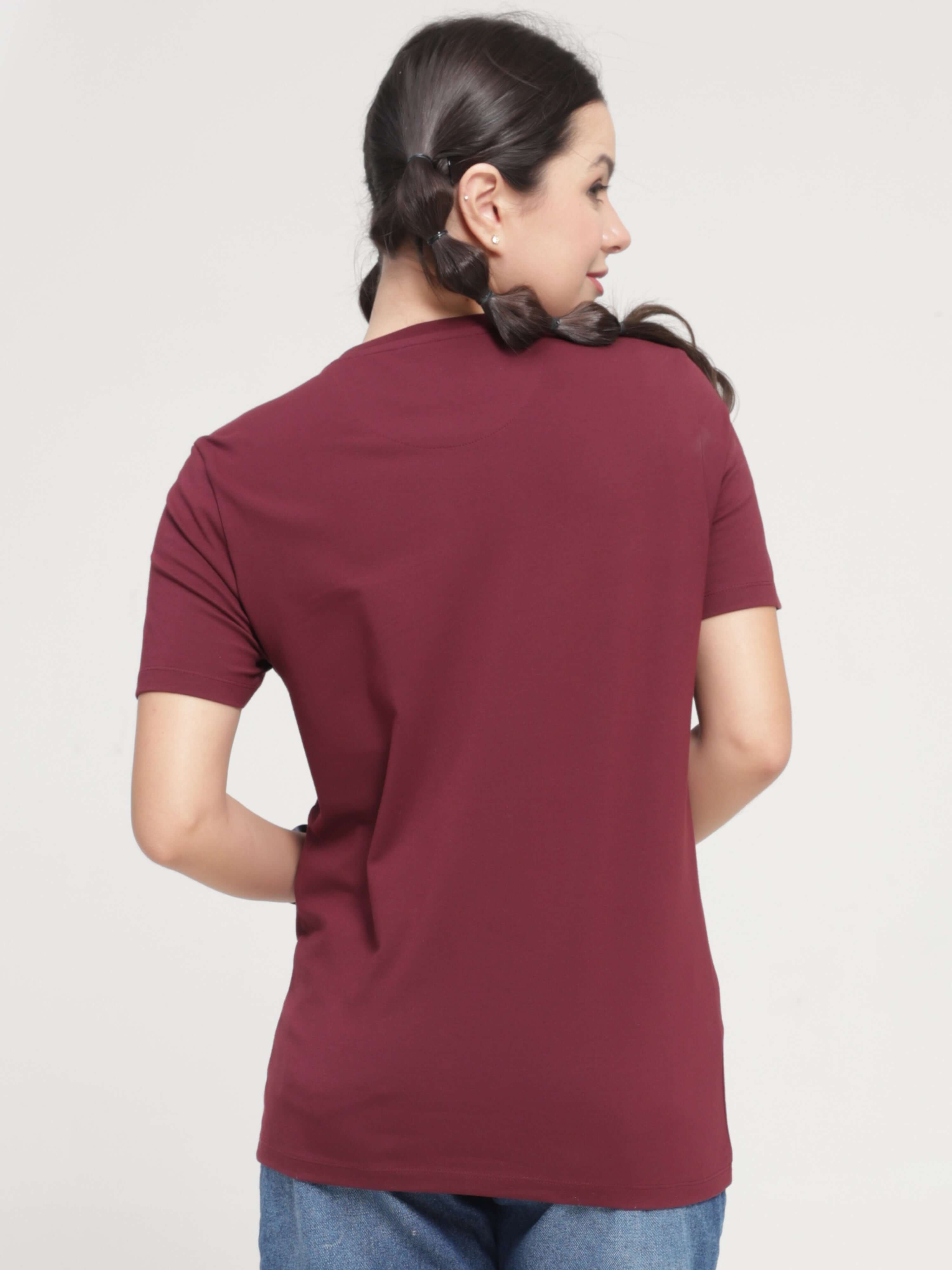 Woman wearing a burgundy round-neck Turms T-shirt, anti-stain and anti-odor stretchable fabric, tailored fit, back view.