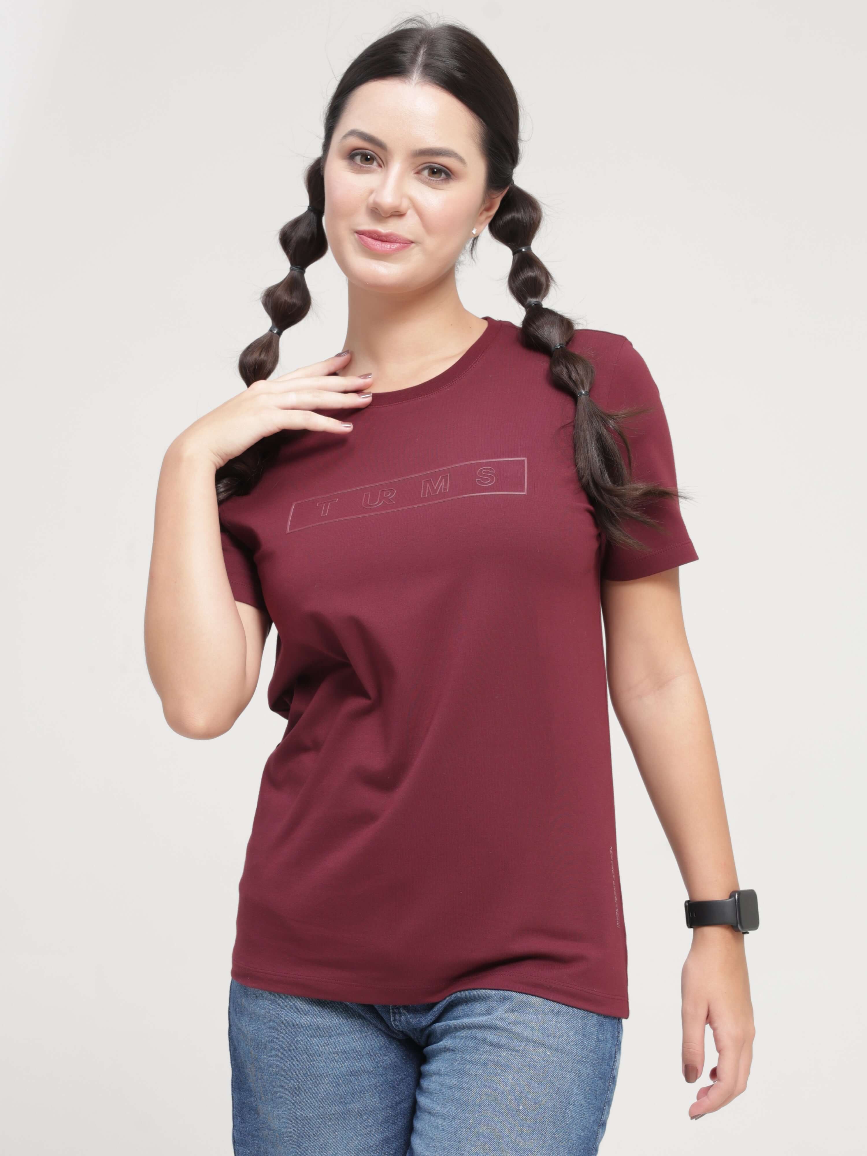 Woman wearing a Burgundy Elite Turms T-shirt, showcasing tailored fit, stretchable fabric, anti-stain and anti-odor intelligent apparel for women.
