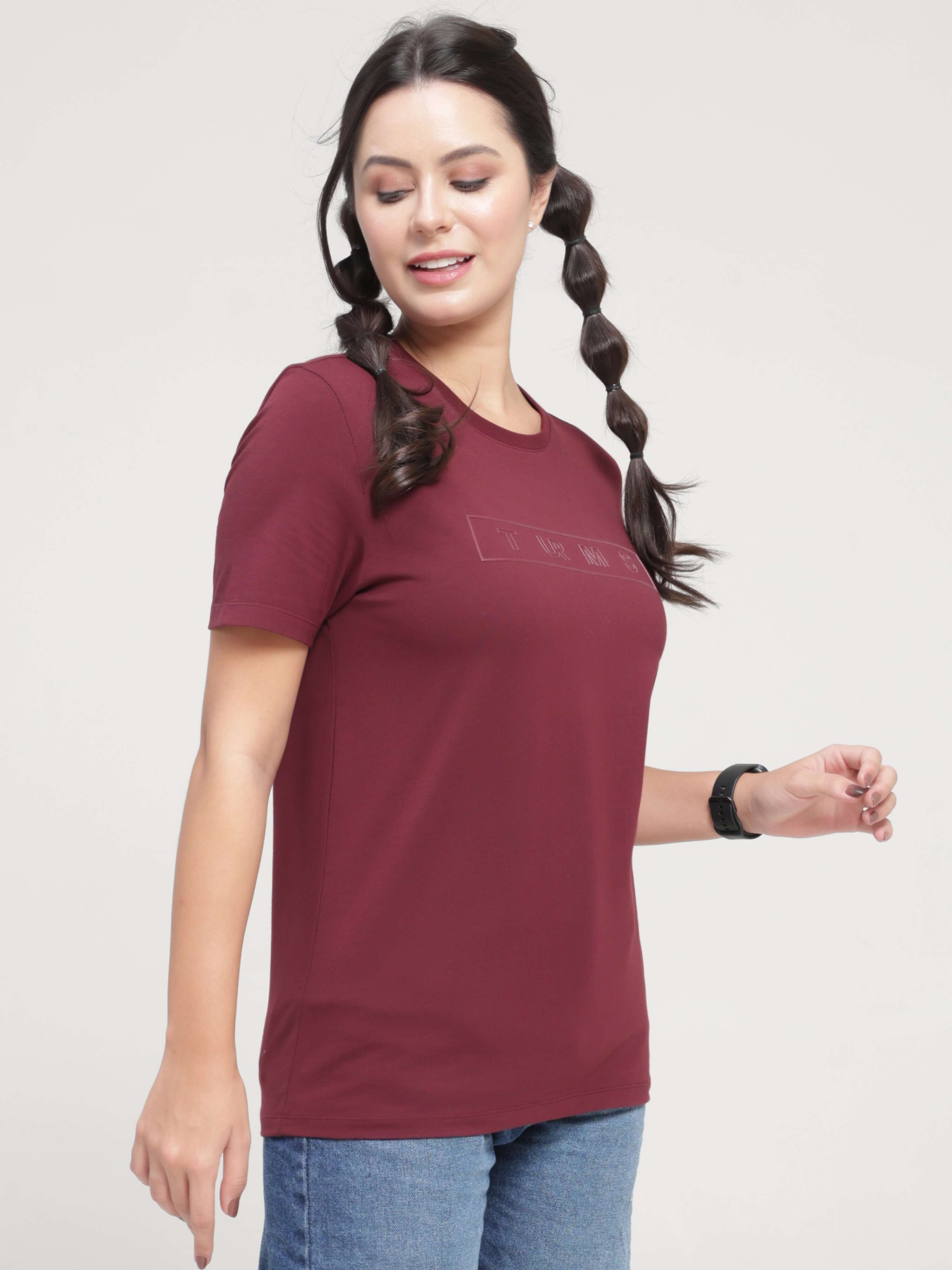 Woman wearing Burgundy Elite Turms T-shirt, anti stain, anti odour, tailored fit, stretchable fabric, round neckline, high-quality intelligent apparel.