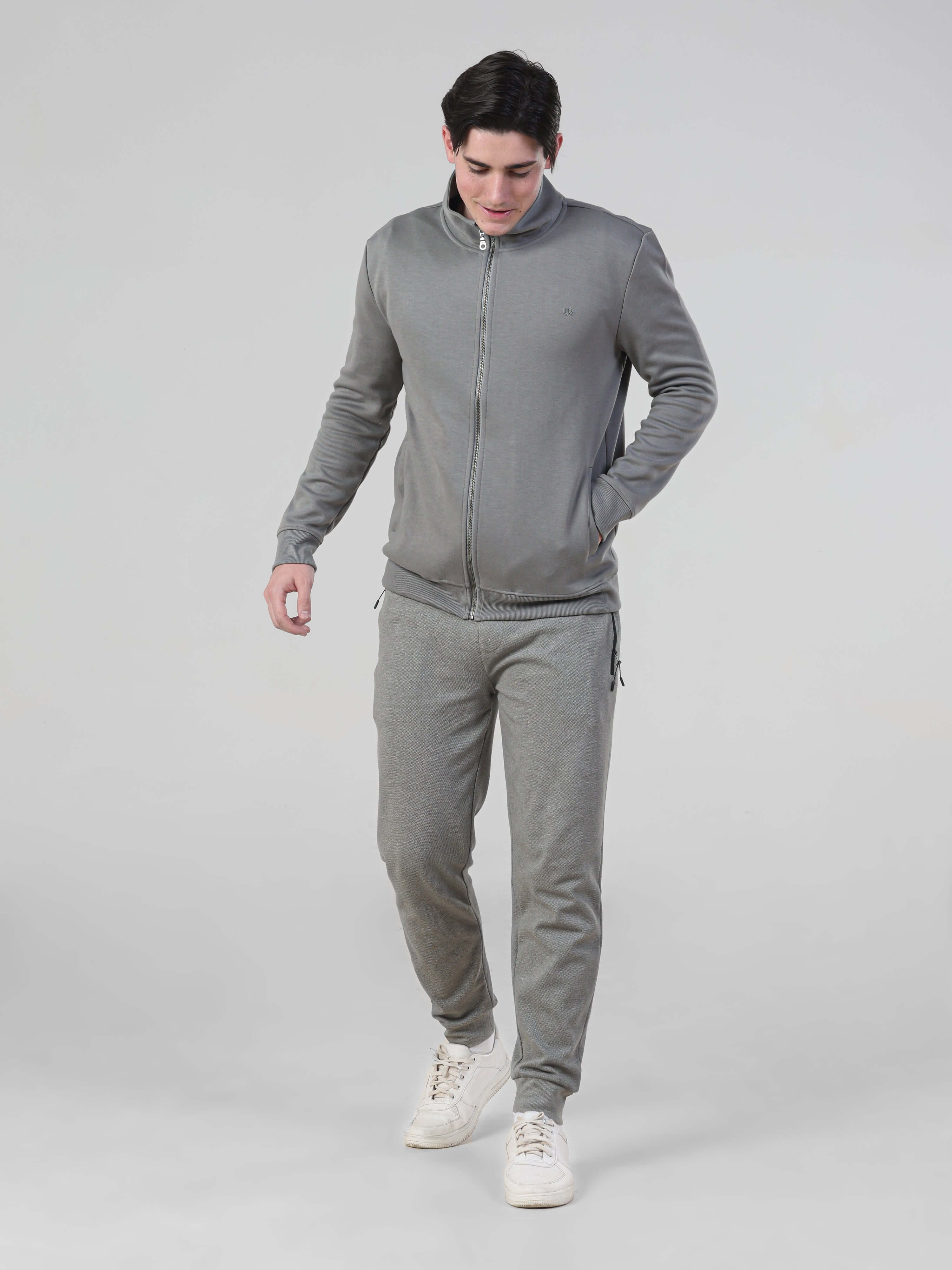 Men's grey Turms jogger set, stylish and comfortable, ideal for travelers. Features waterproof, anti-stain, anti-odour materials.