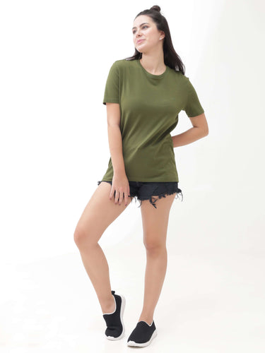 Woman wearing green round-neck t-shirt and black shorts, trendy casual attire, Turms intelligent apparel, stylish and comfortable outfit.