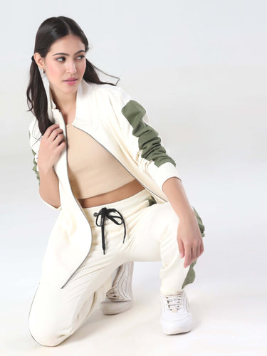 Woman wearing Turms Intelligent Cord Set in white with green accents, showcasing anti-stain, waterproof, and anti-odour features.