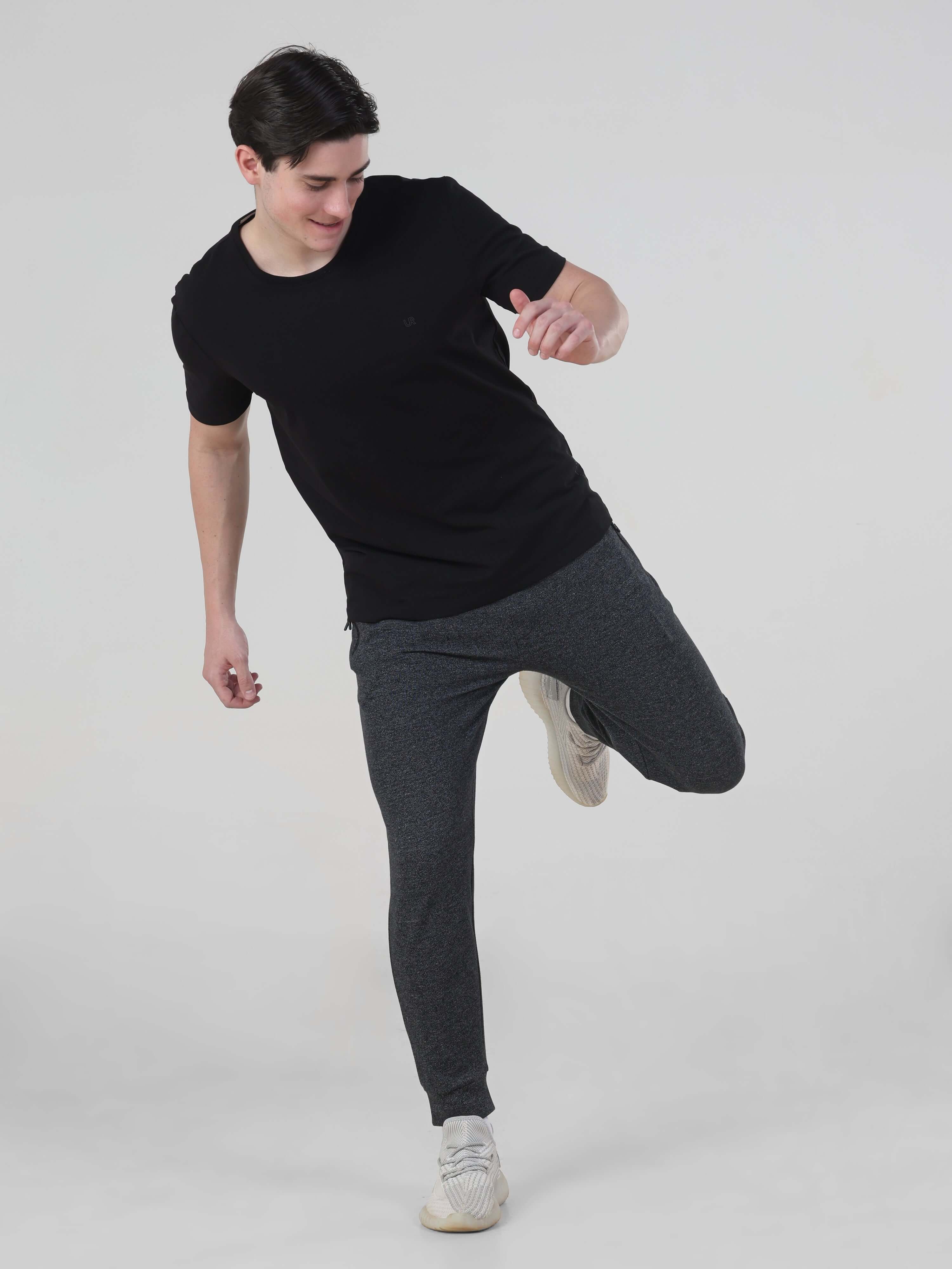 Model showcasing Turms Navy Joggers, stylish and stretchable, perfect for travelers. Features waterproof, anti-stain, and anti-odor qualities.